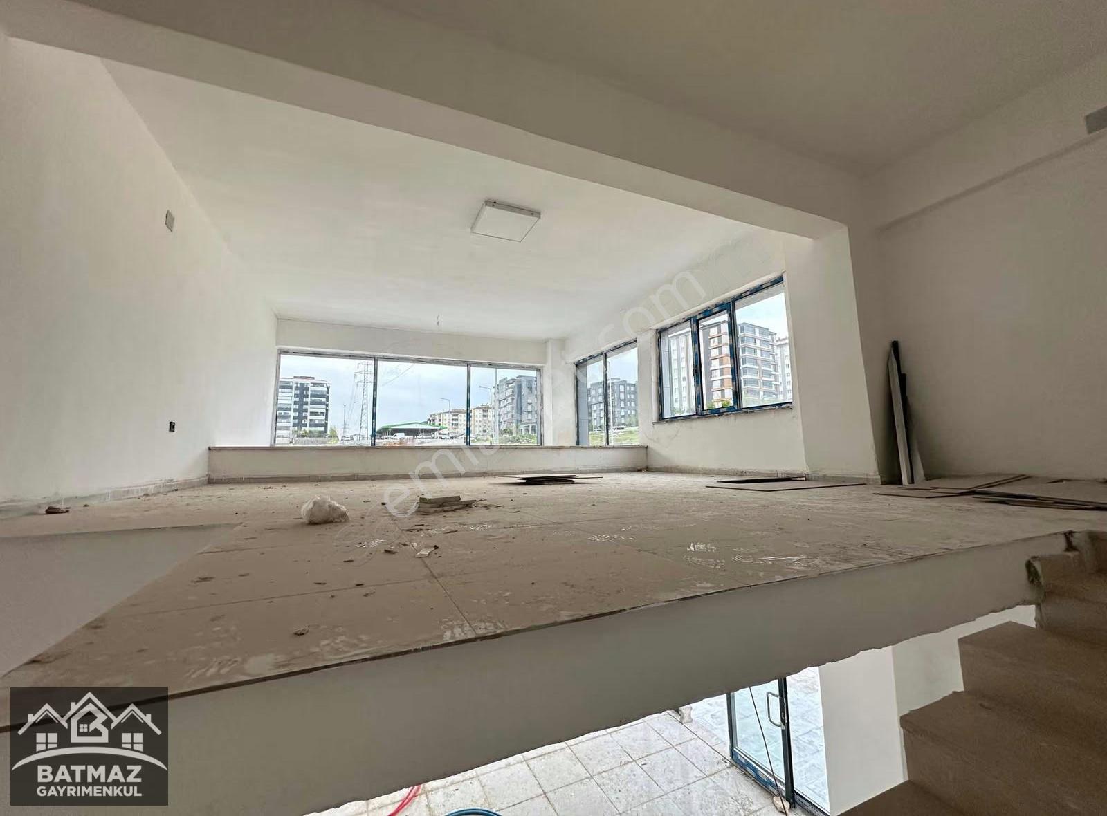 Batmaz'dan Fıstıklık'ta Satılık Çift Cepheli Köşe Dükkan 102 M2 - Görsel 8
