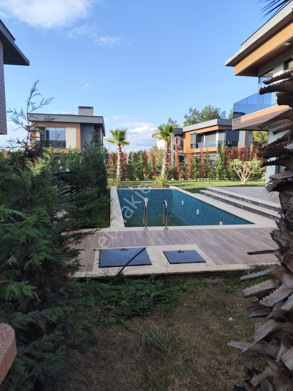 Silivri Ortaköyde Kiralık Müstakil Havuzlu 5+1 Bahçeli Villa - Görsel 11