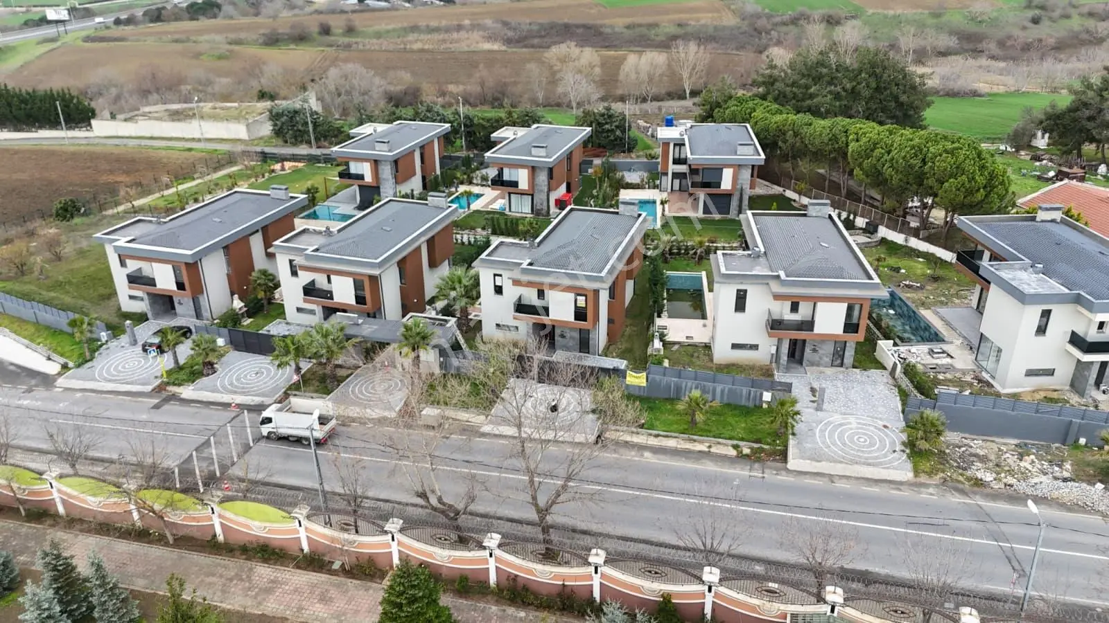 Silivri Ortaköyde Kiralık Müstakil Havuzlu 5+1 Bahçeli Villa - Görsel 4