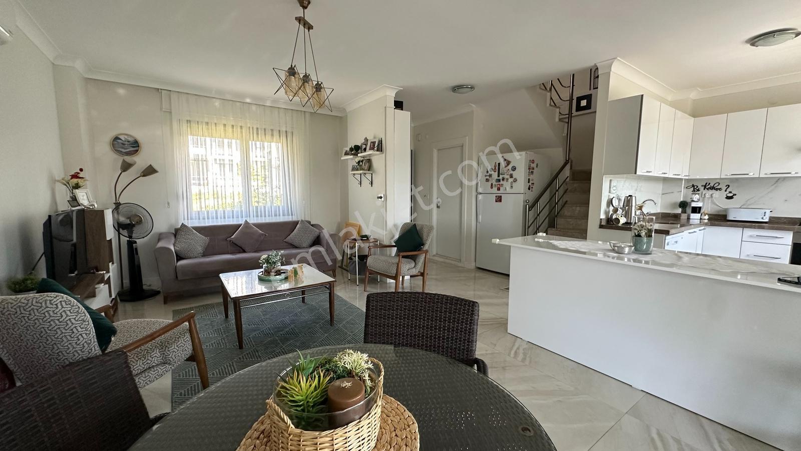 Karaağaç'ta Havuzlu Sitede Bakımlı Bahçeli 3+1 Satılık Villa - Görsel 2