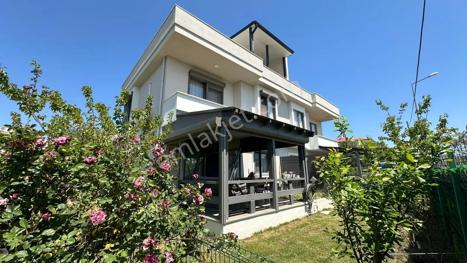 Karaağaç'ta Havuzlu Sitede Bakımlı Bahçeli 3+1 Satılık Villa