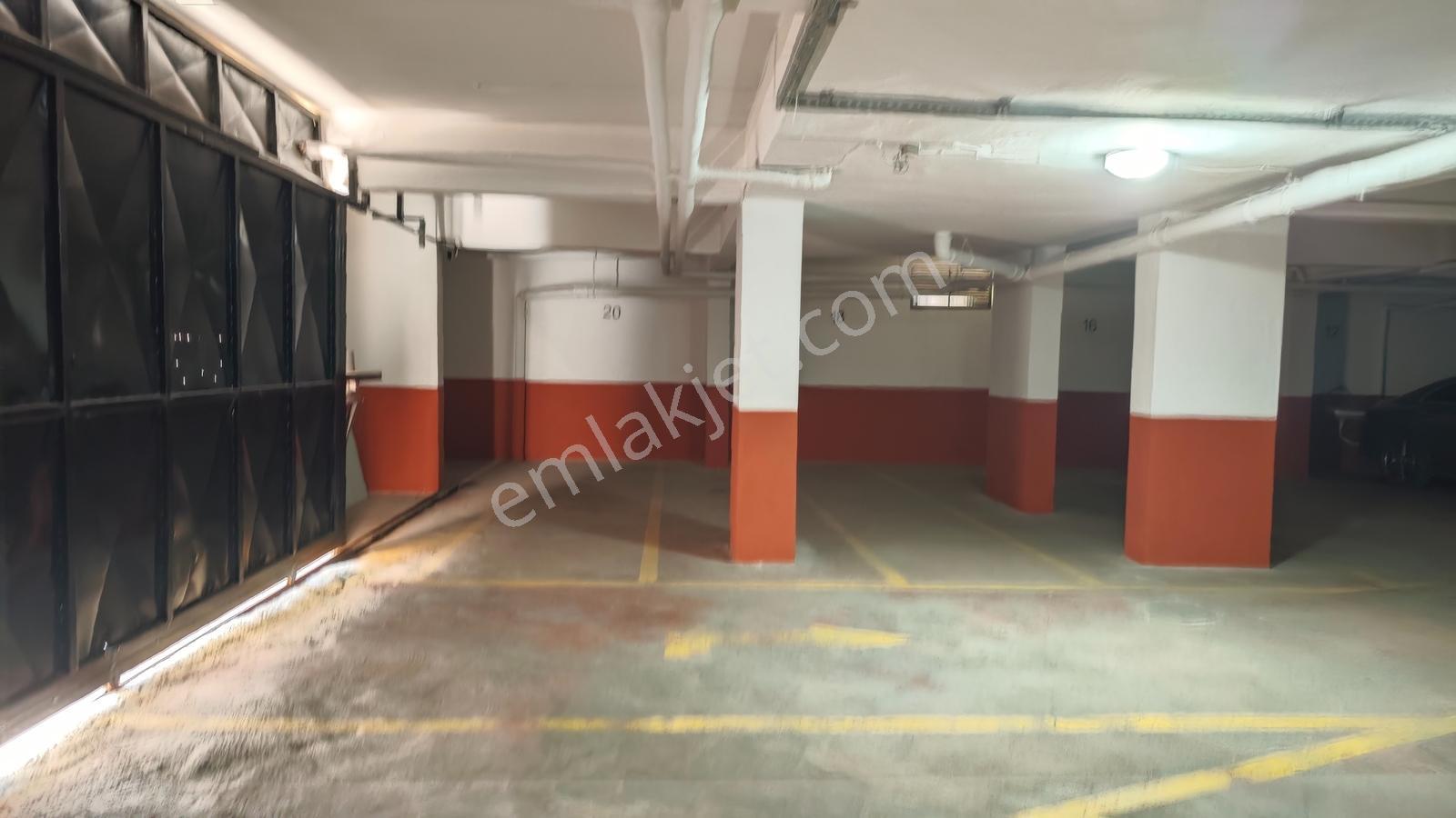 Altunizade Sitesinde Metro, Metrobüse Yakın Manzaralı Mobilyalı - Görsel 22