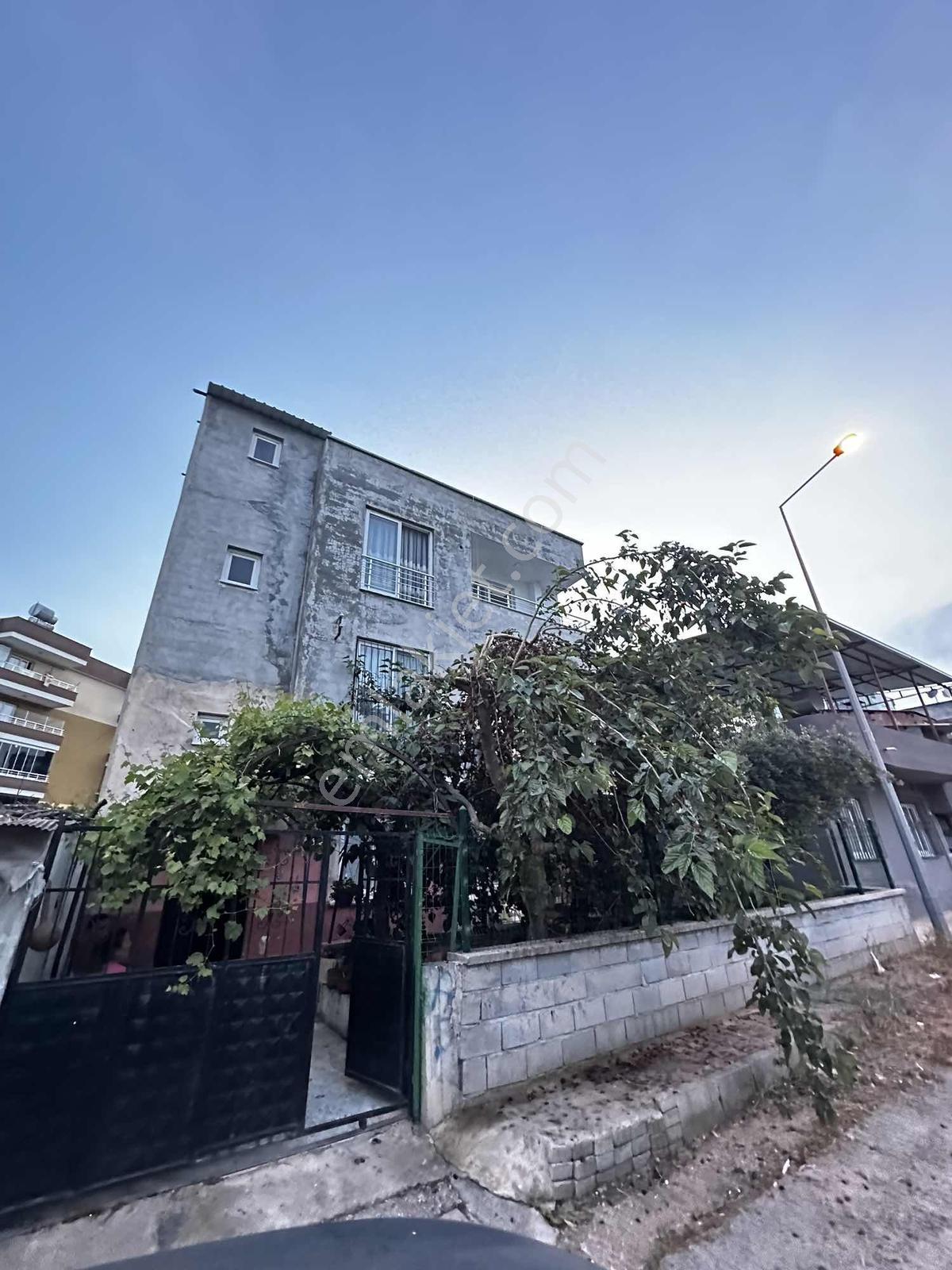 Uçanyapıdan Yalınayakta 3 Katlı Müstakıl Bahçeli