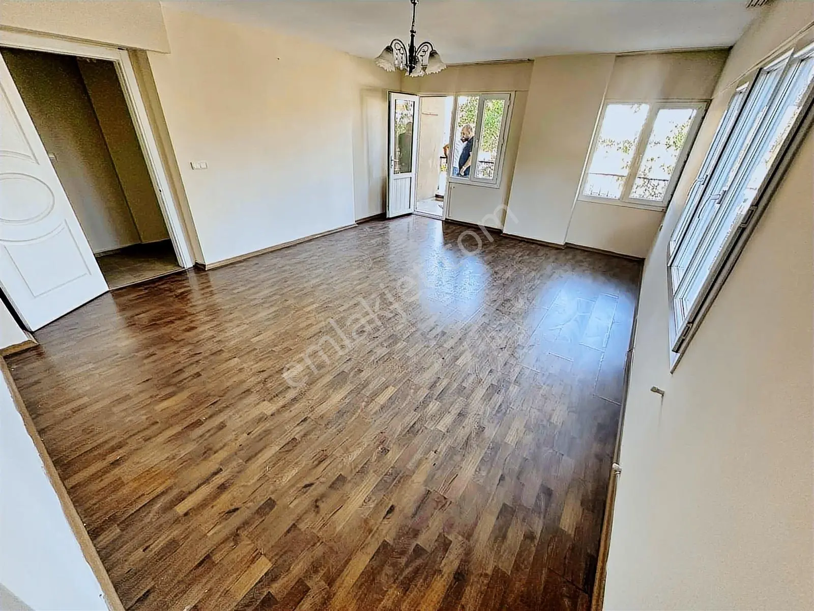 Karabağlar'da 2+1 90 M2 Geniş Site İçi Kiralık Daire