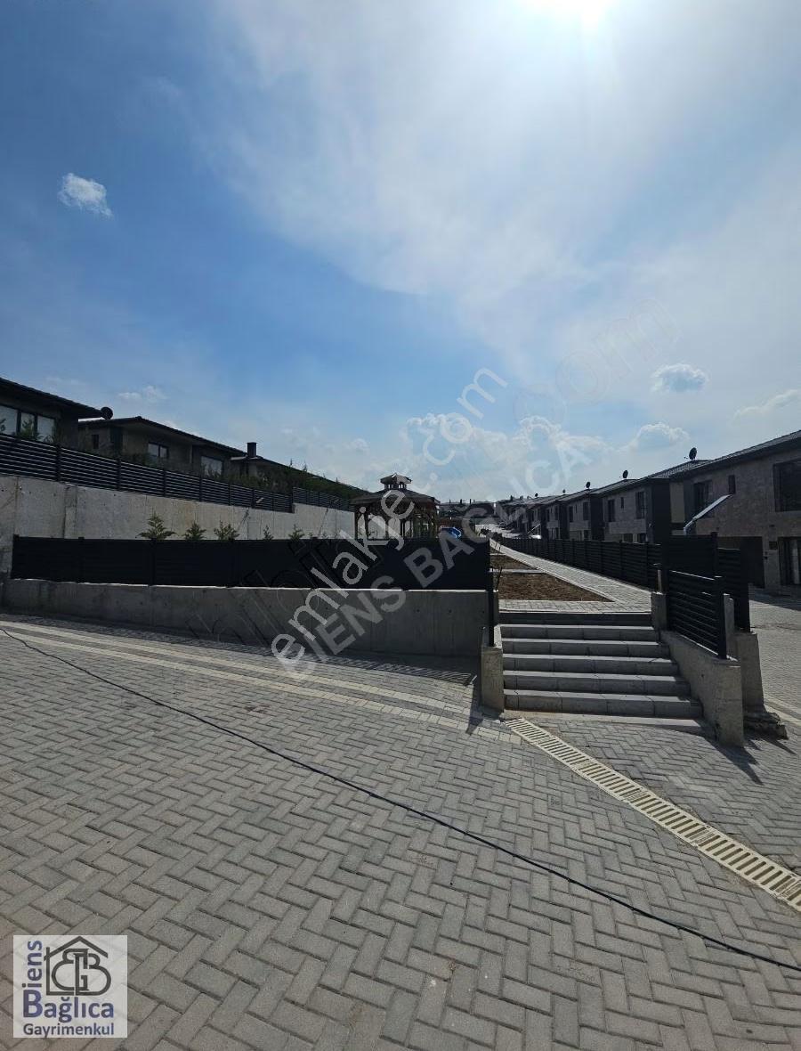 Canlı Güvenlikli Site İçerisinde Geniş Bahçeli İskanlı Oturulan - Görsel 8