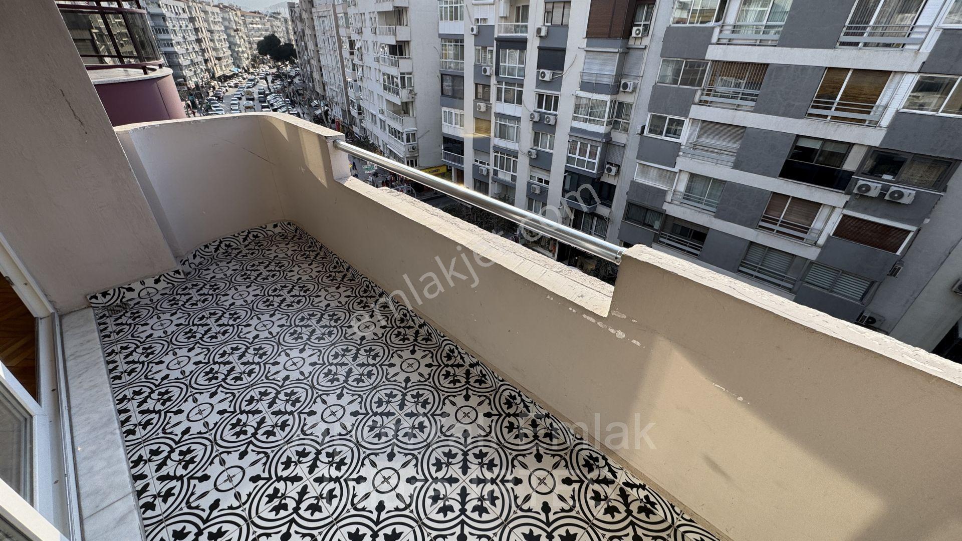 Göztepe Mithatpaşa Caddesinde Asansörlü, Tadilatlı Satılık Daire - Görsel 4