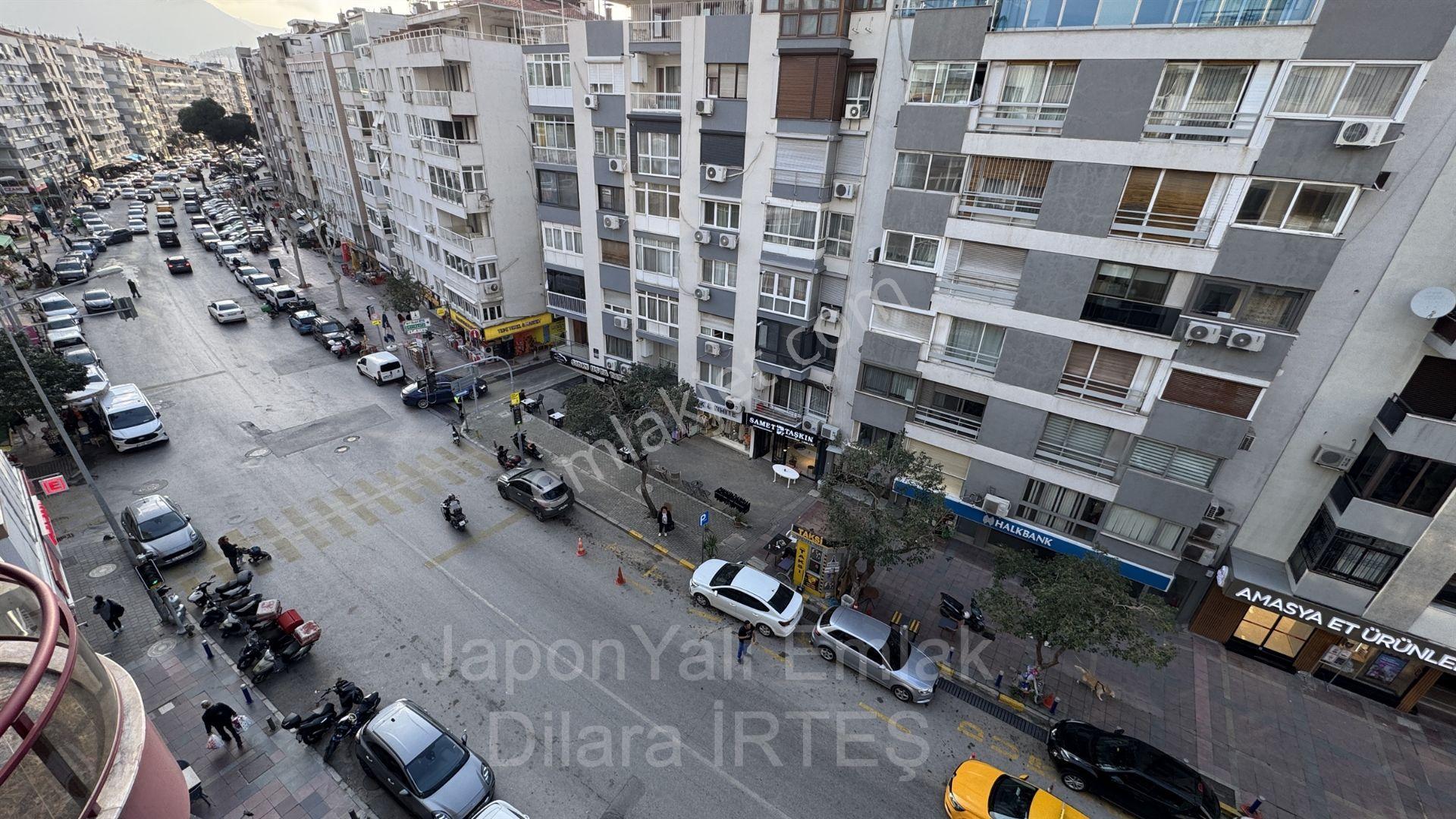 Göztepe Mithatpaşa Caddesinde Asansörlü, Tadilatlı Satılık Daire