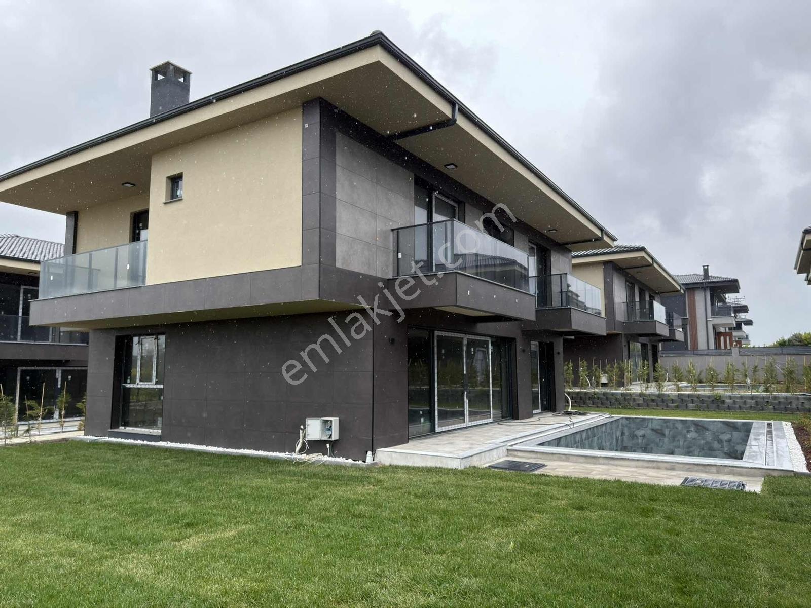 Silivri Kavaklı'da Özel Havuzlu 4+1 Müstakil Lüks Villa