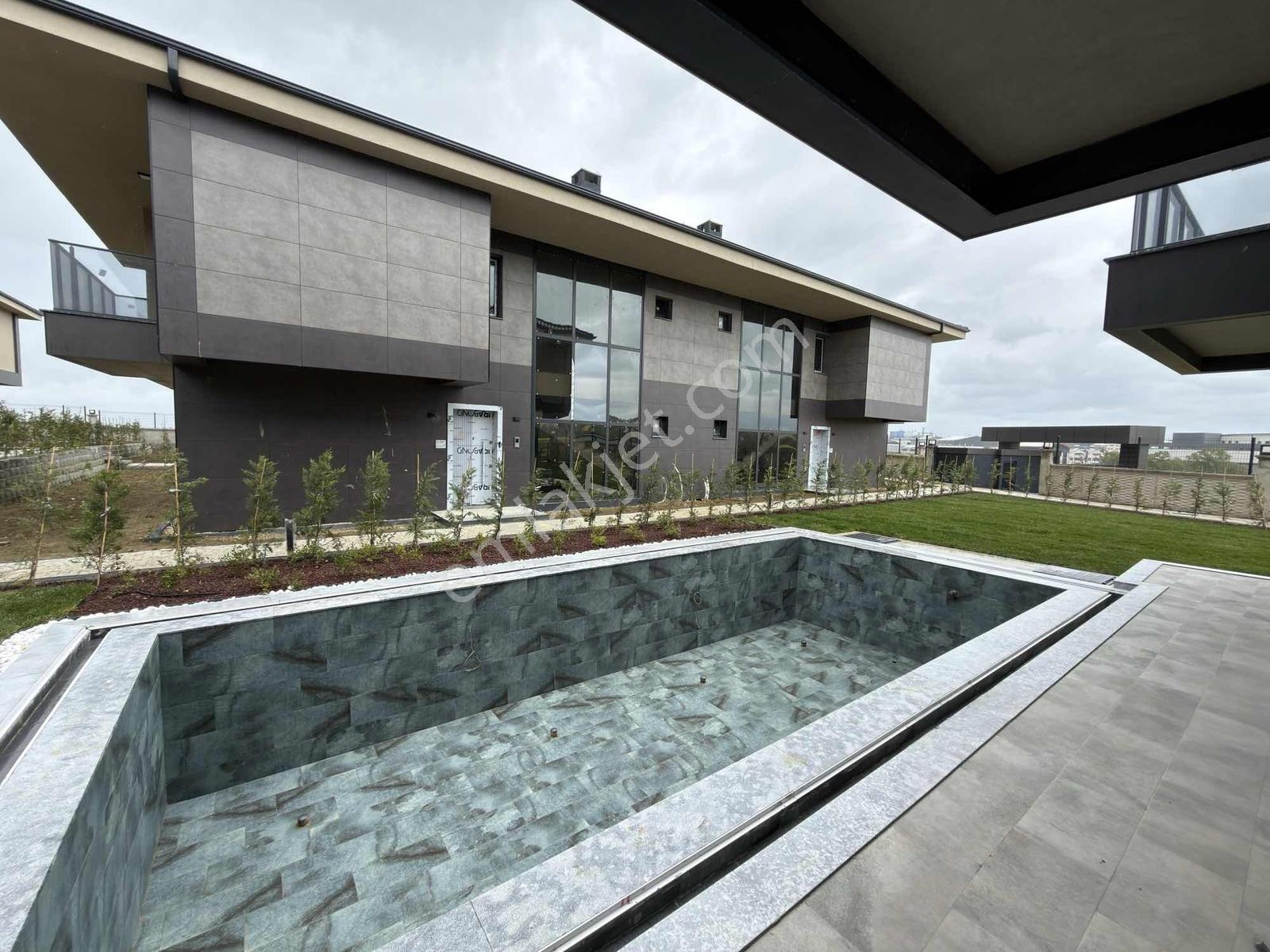 Silivri Kavaklı'da Özel Havuzlu 4+1 Müstakil Lüks Villa - Görsel 30