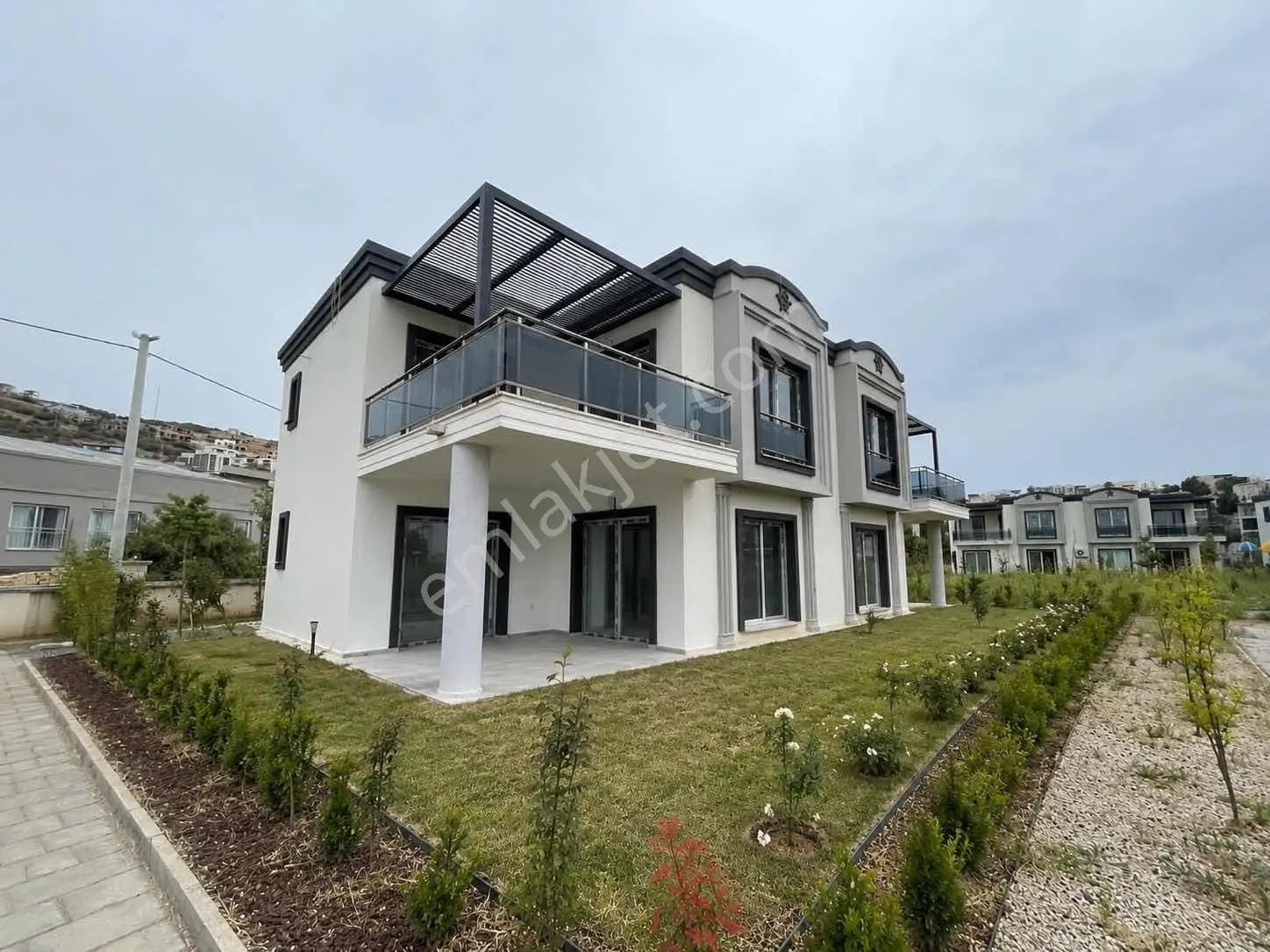 Milas Bodrum Meşelik Beyaz Evler Bahçe Katı 2+1 Havuzlu Daire