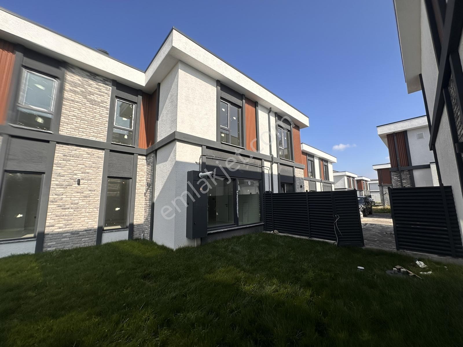 Serdivan Yazlıkta Satılık Tam Müstakil Geniş Bahçeli 4+1 Villa - Görsel 12