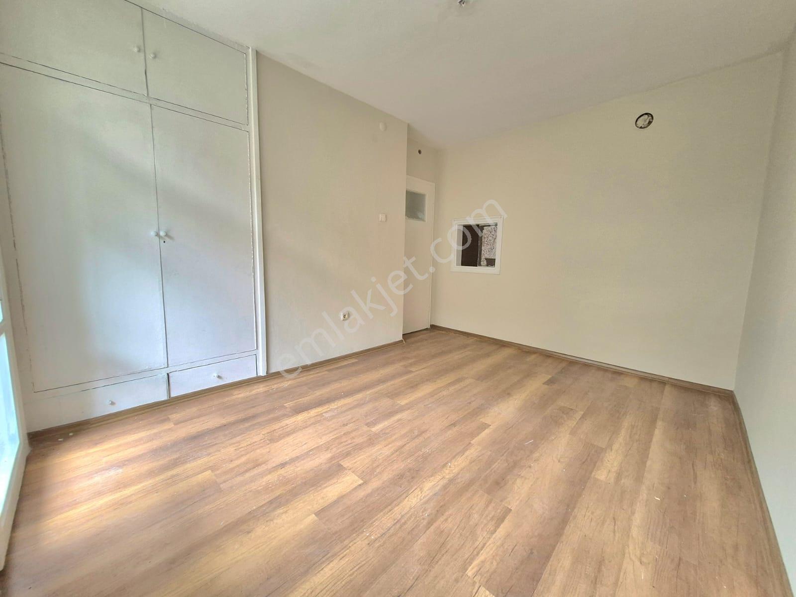 K.yaka Çarşı İçinde Kendisine Ait Özel Bahçeli Olan 2+1 100 M2 - Görsel 4