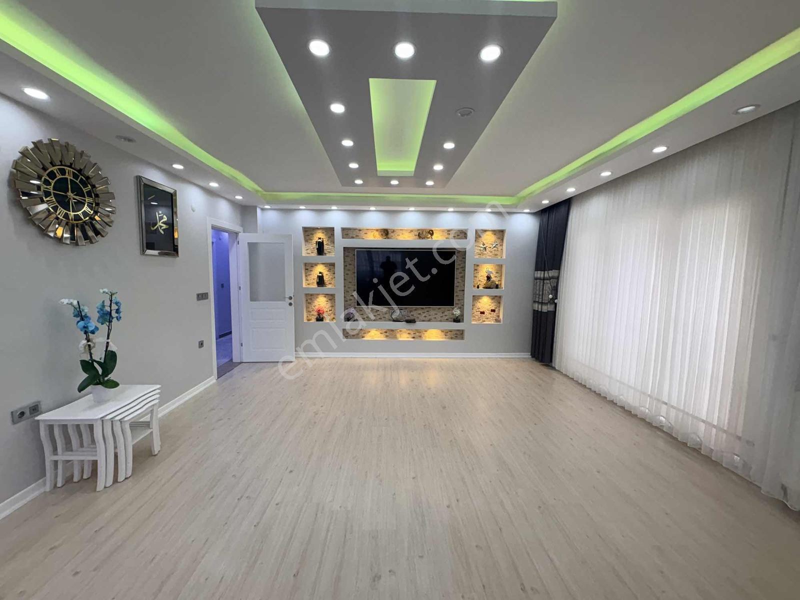 Beylikdüzü'nde 3+1 Arakat Çift Balkonlu 200m² Satılık Daire