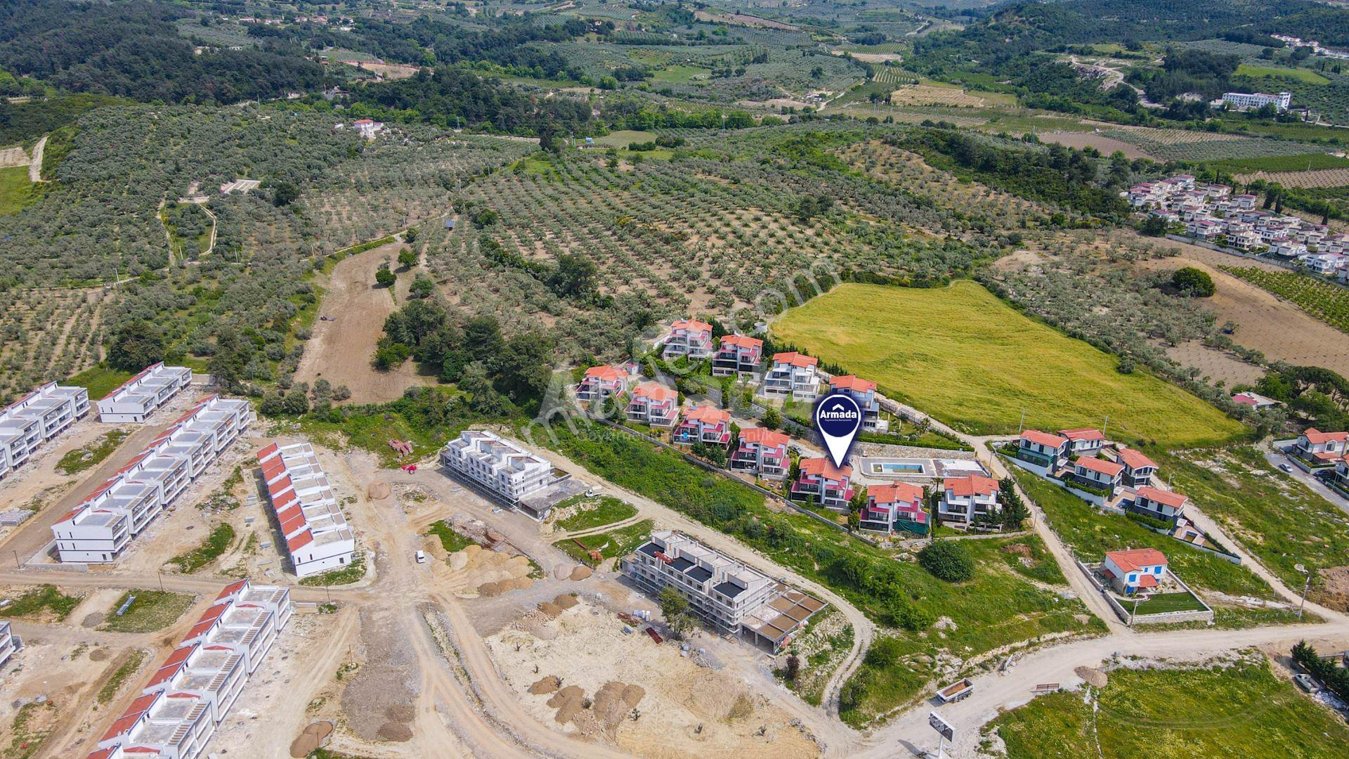 Kuşadası Caferli'de Havuzlu Sitede Geniş Yaşam Alanı 5+1 Villa - Görsel 5