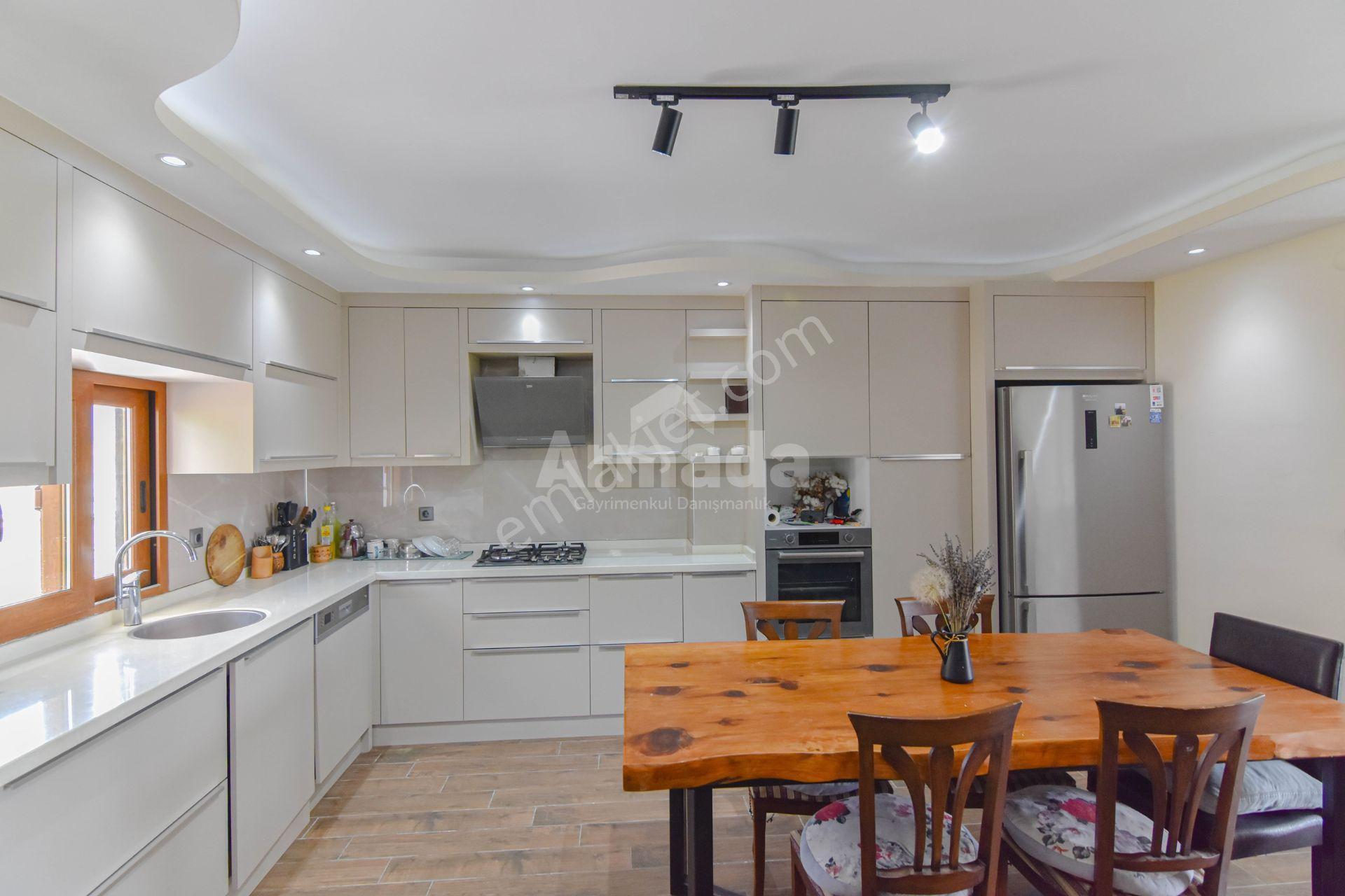 Kuşadası Caferli'de Havuzlu Sitede Geniş Yaşam Alanı 5+1 Villa - Görsel 12
