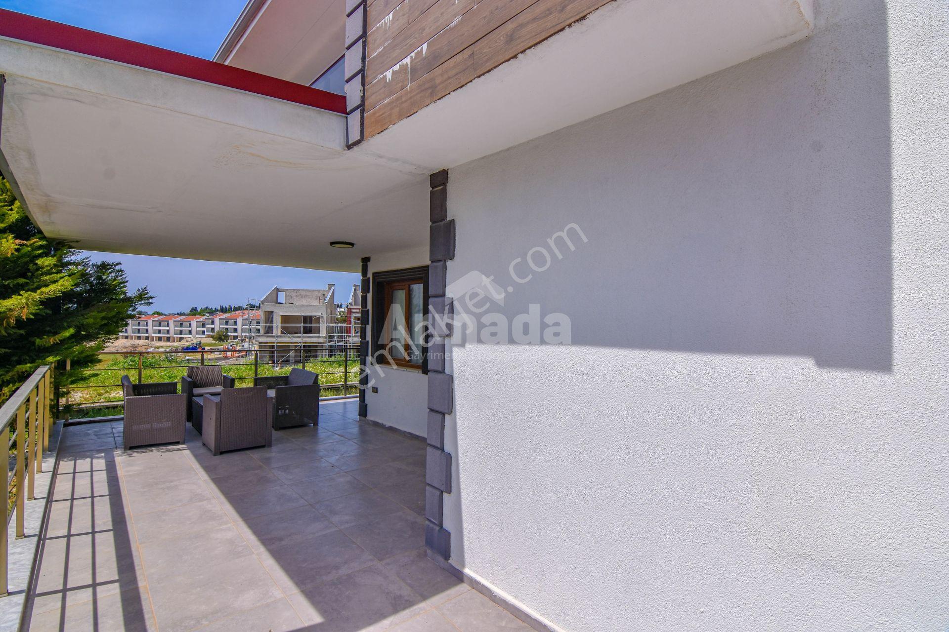 Kuşadası Caferli'de Havuzlu Sitede Geniş Yaşam Alanı 5+1 Villa - Görsel 34