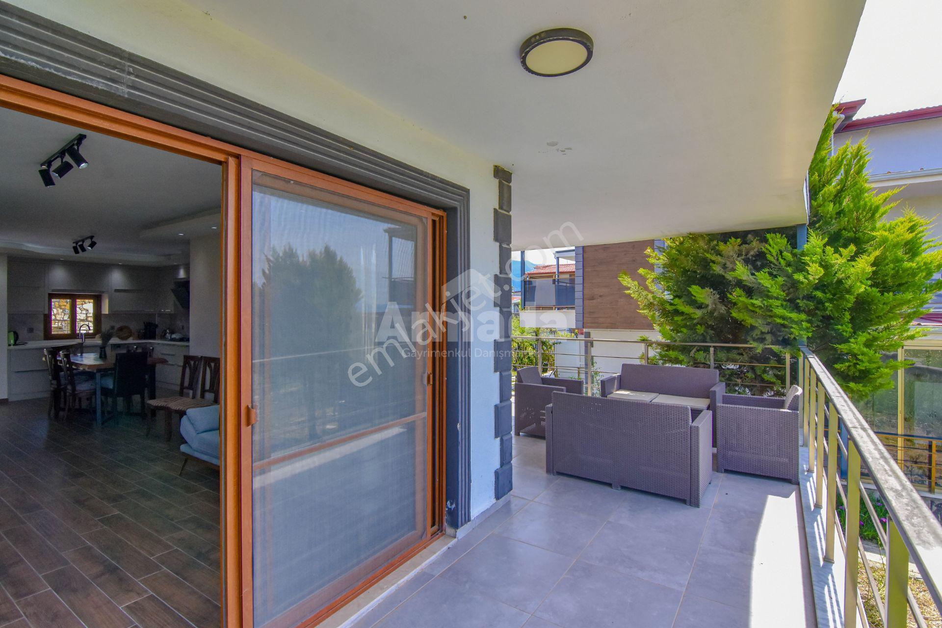 Kuşadası Caferli'de Havuzlu Sitede Geniş Yaşam Alanı 5+1 Villa - Görsel 32