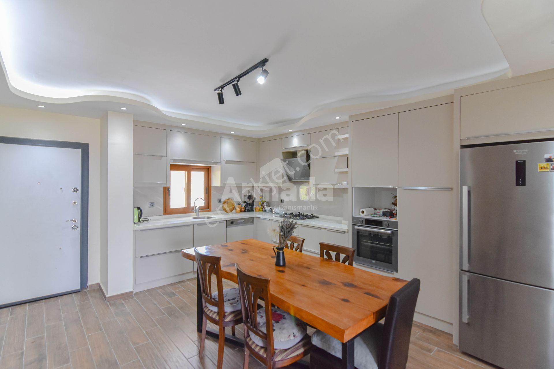 Kuşadası Caferli'de Havuzlu Sitede Geniş Yaşam Alanı 5+1 Villa - Görsel 11
