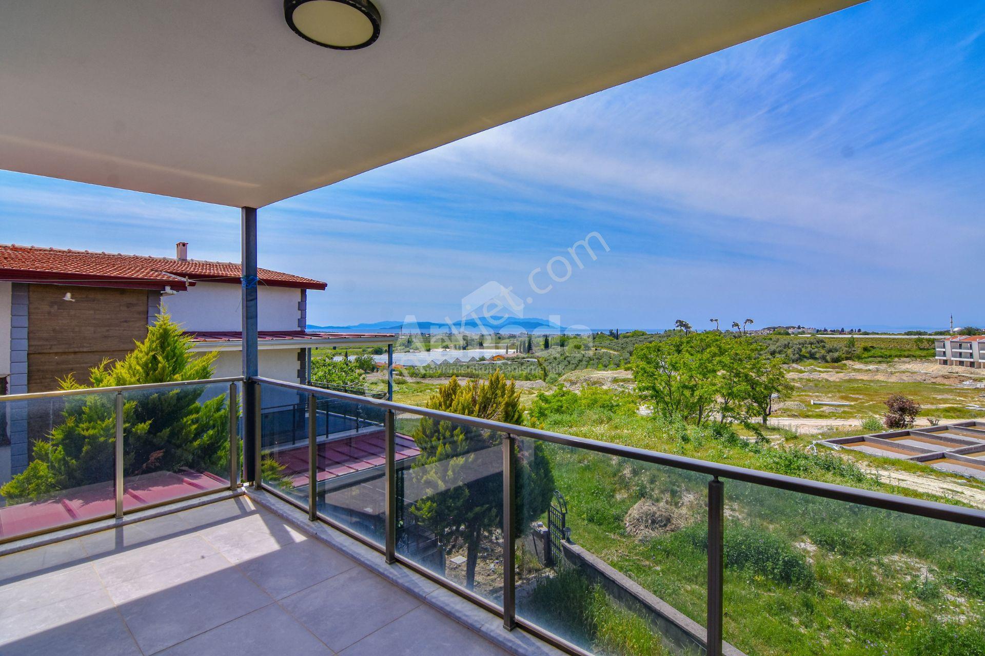 Kuşadası Caferli'de Havuzlu Sitede Geniş Yaşam Alanı 5+1 Villa - Görsel 18