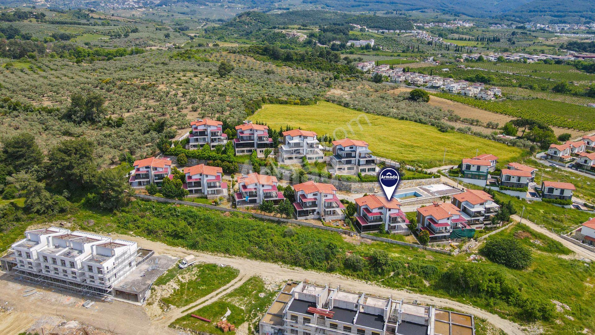 Kuşadası Caferli'de Havuzlu Sitede Geniş Yaşam Alanı 5+1 Villa - Görsel 4