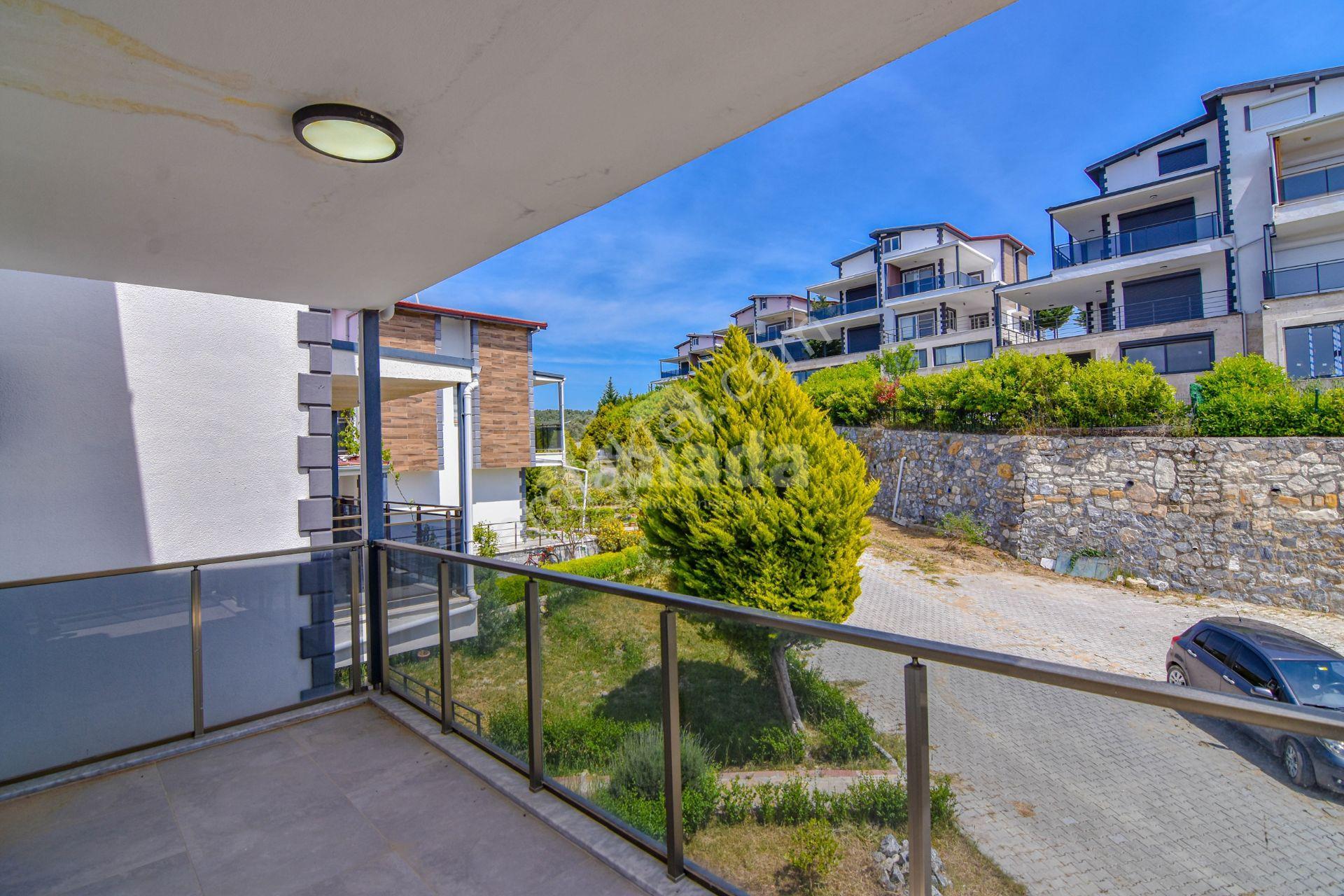 Kuşadası Caferli'de Havuzlu Sitede Geniş Yaşam Alanı 5+1 Villa - Görsel 22