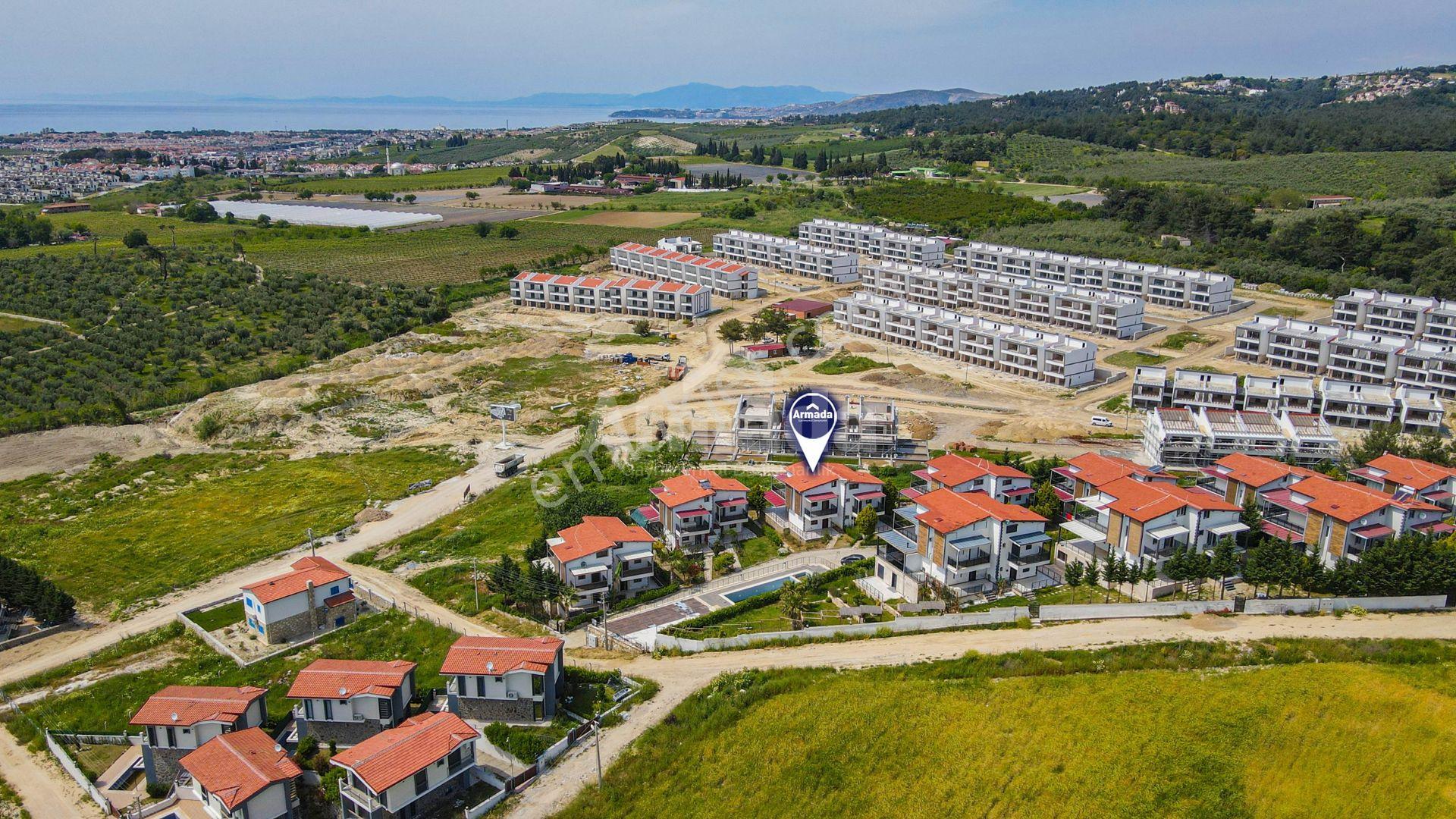 Kuşadası Caferli'de Havuzlu Sitede Geniş Yaşam Alanı 5+1 Villa - Görsel 2
