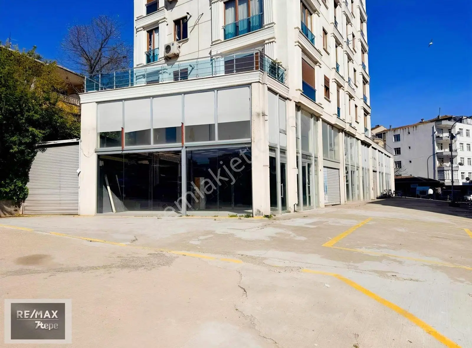 Pendik Adnan Menderes Bulvarı Üstünde Köşe 1.500 M2 Kiralık