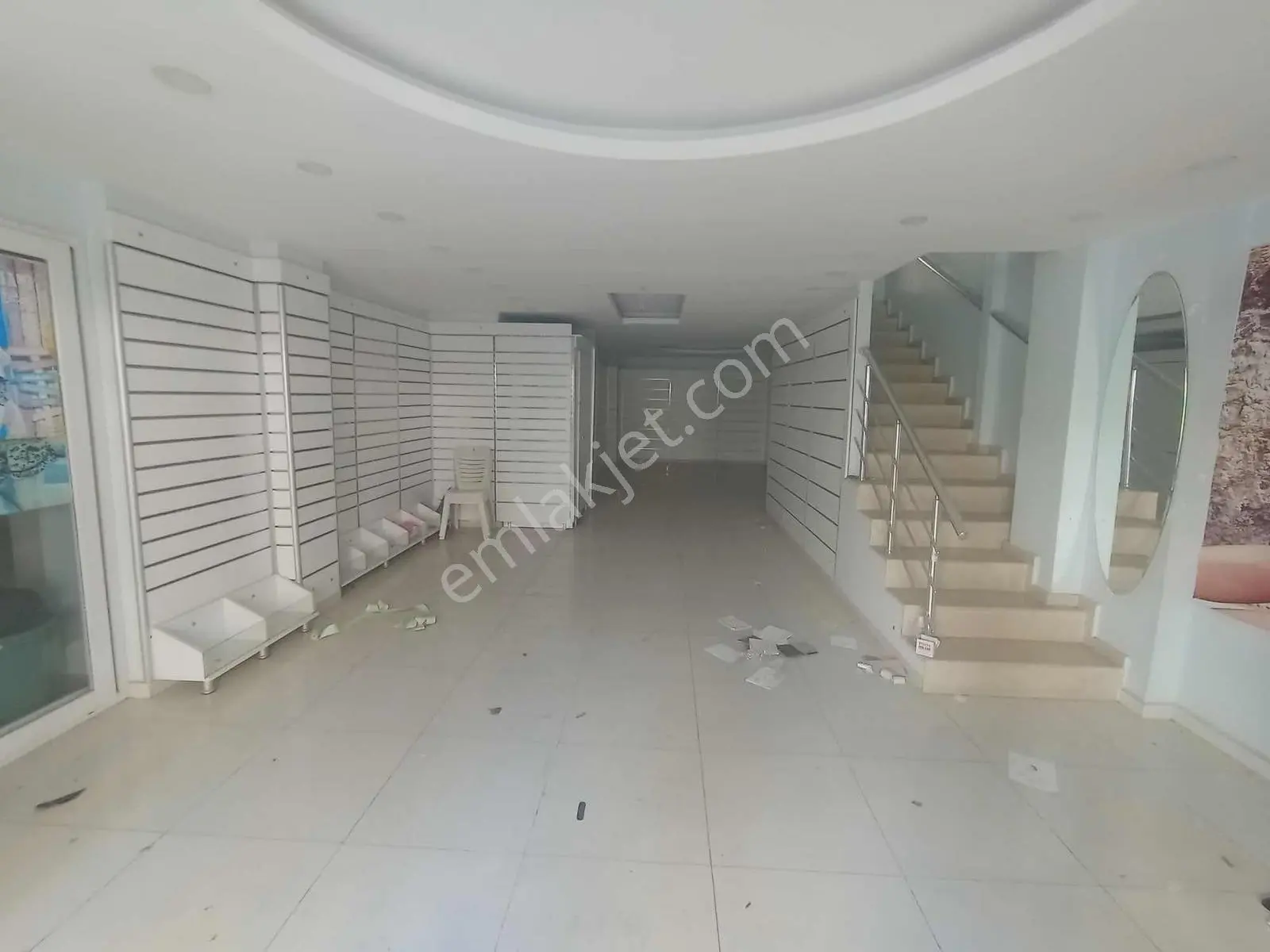 01 Yapı Emlaktan Yeşilyurtta 3 Katlı Geniş Dükkan