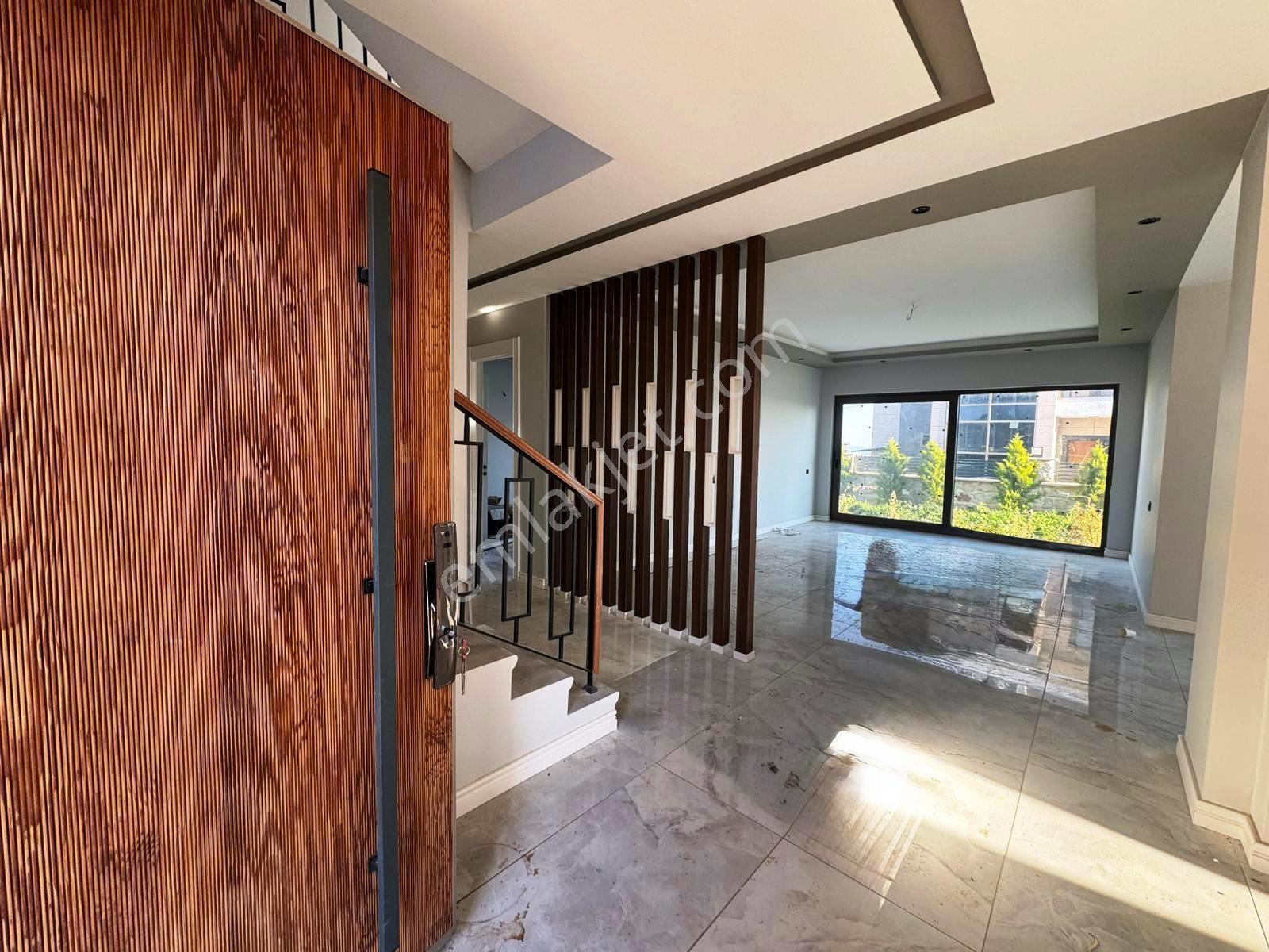 Erdemli Merkezde Deniz Manzaralı Lüks Villa - Görsel 17