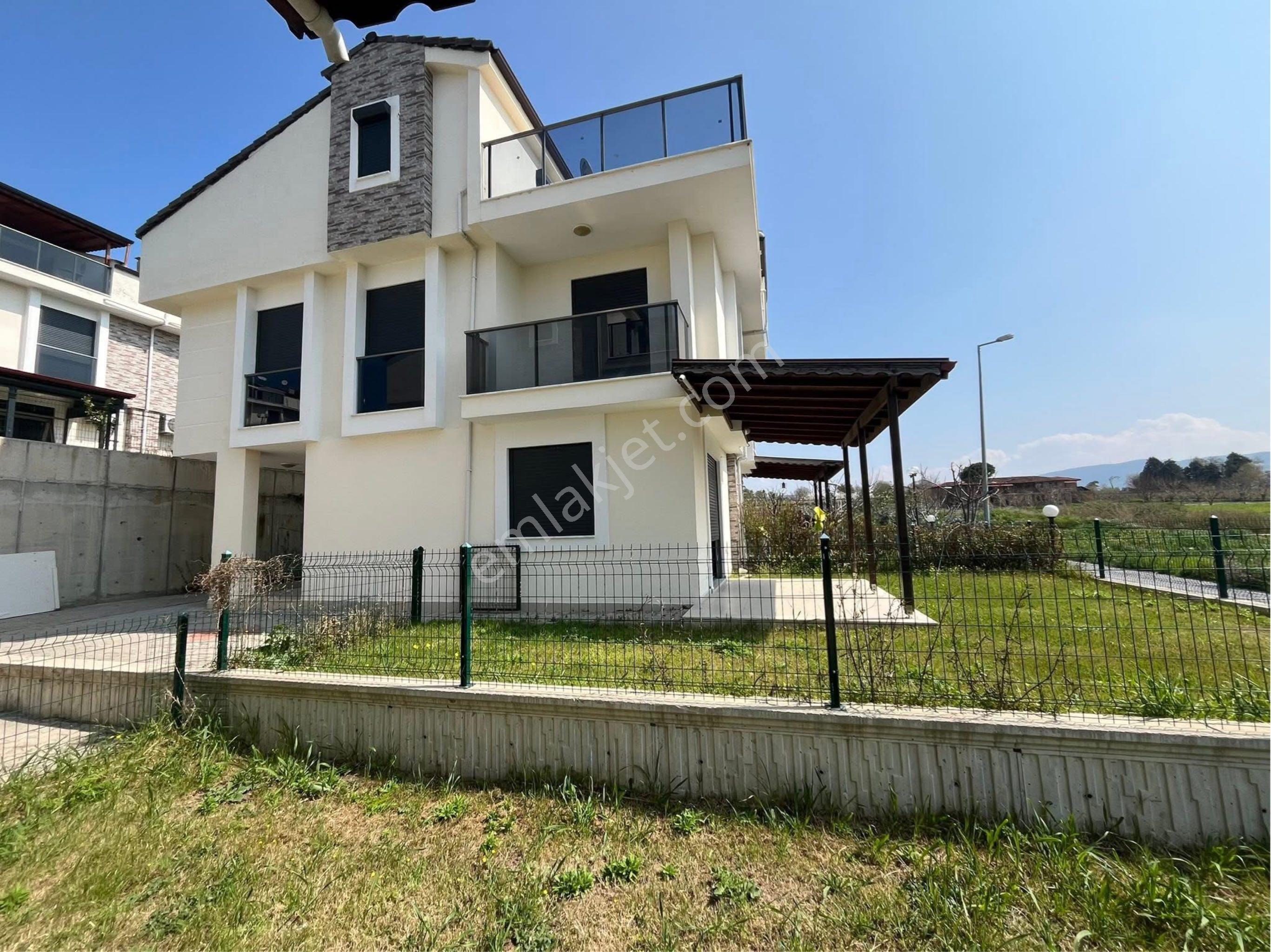 Kuşadasında Havuzlu Site İçinde Deniz Manzaralı 4+1 Yazlık Villa - Görsel 2