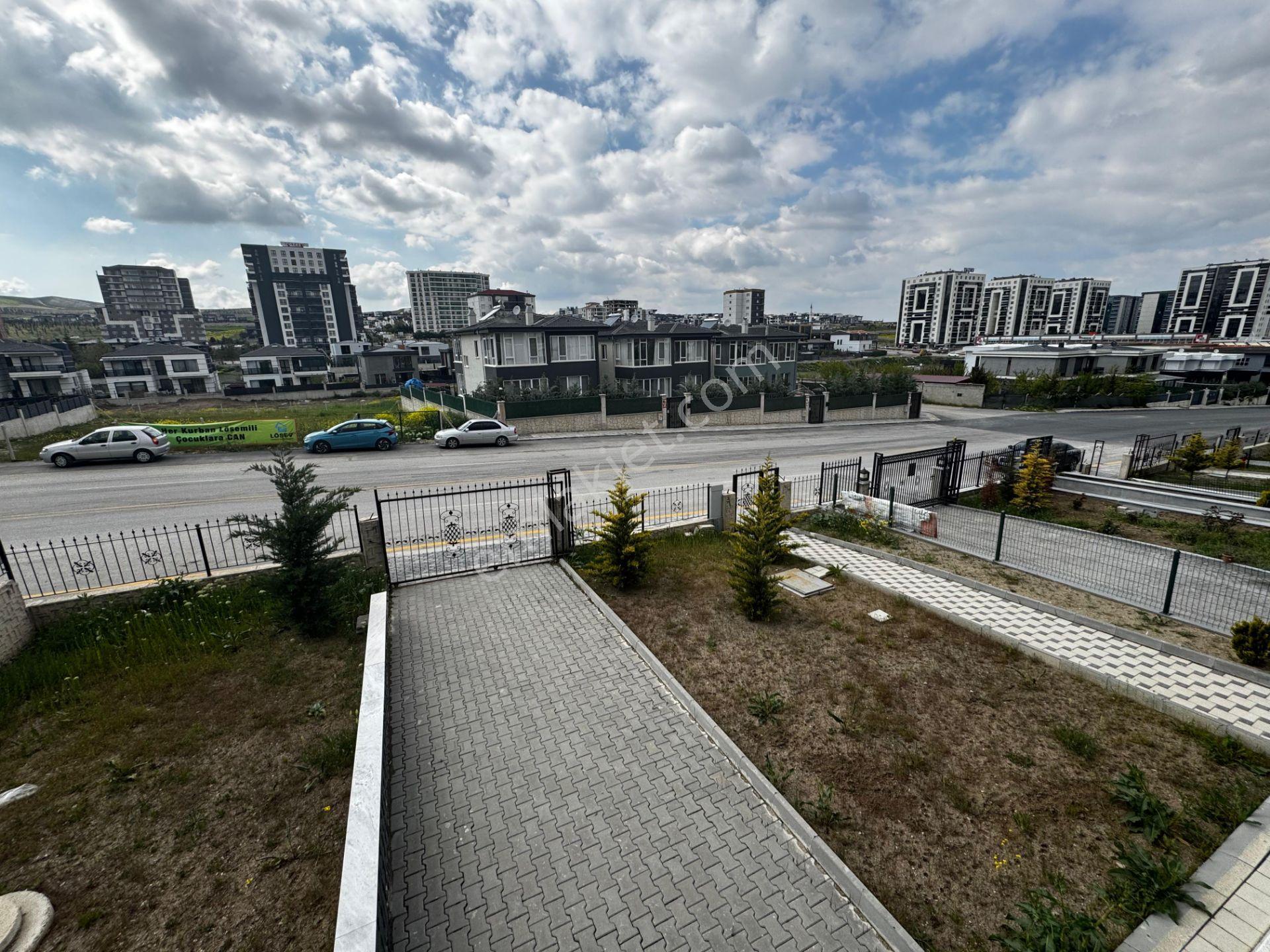 Bağlıca'nın En Gözdesi Triplex Müstakil 6+1 Kapalı Garajlı Villa - Görsel 17