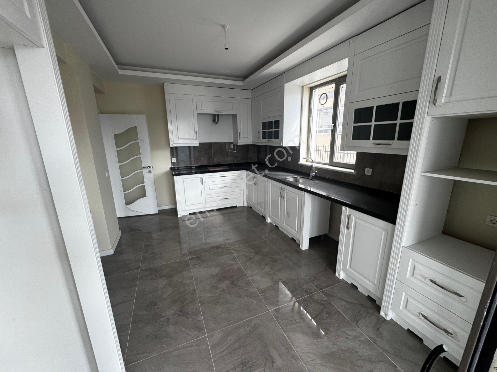 Bağlıca'nın En Gözdesi Triplex Müstakil 6+1 Kapalı Garajlı Villa - Görsel 18