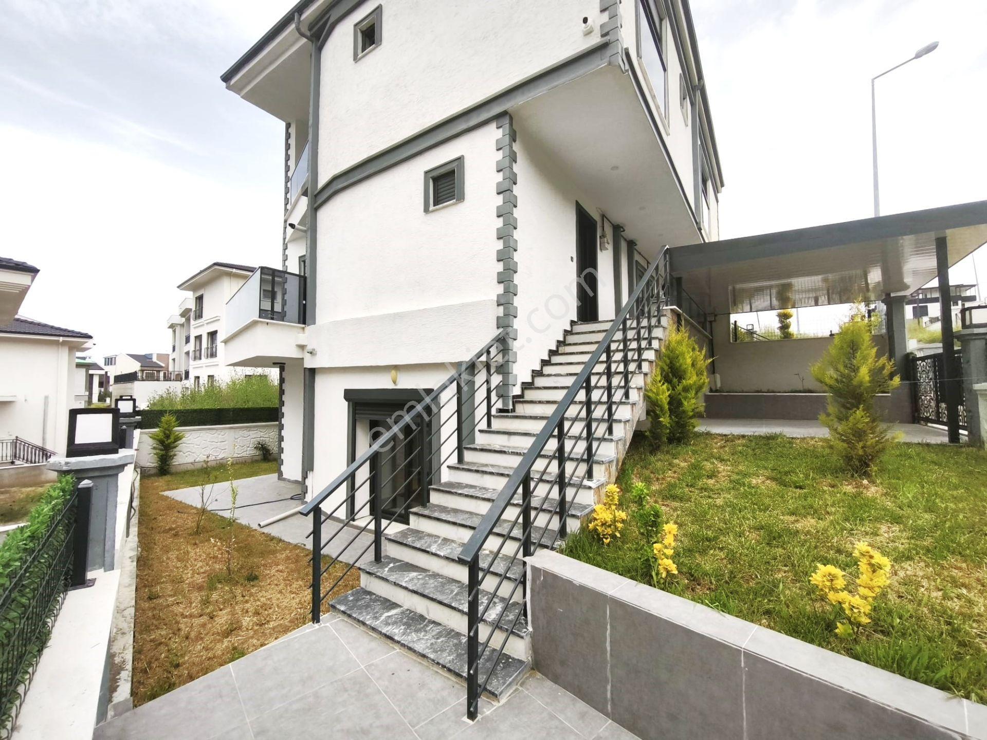 Burhaniye İskele'de Aygül'den Sıfır Deniz Manzaralı Kaçmaz Fırsat Ebeveyn Banyolu 4+1 Satılık Villa