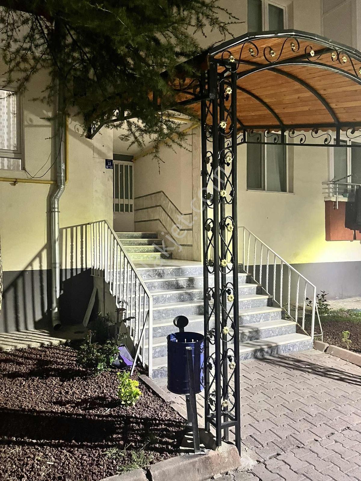 Zümrüt Mahallesi Yörük Sitesinde Satılık 3+1 Daire