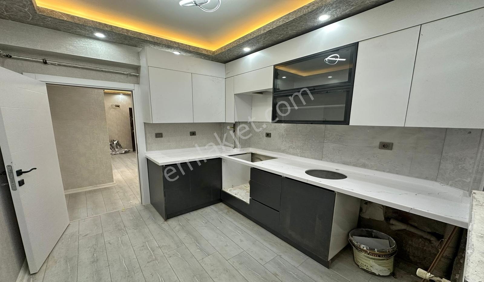 Bademlikde Cadde Üzerinde 3+1 Açık Cepheli Full Yapılı - Görsel 13