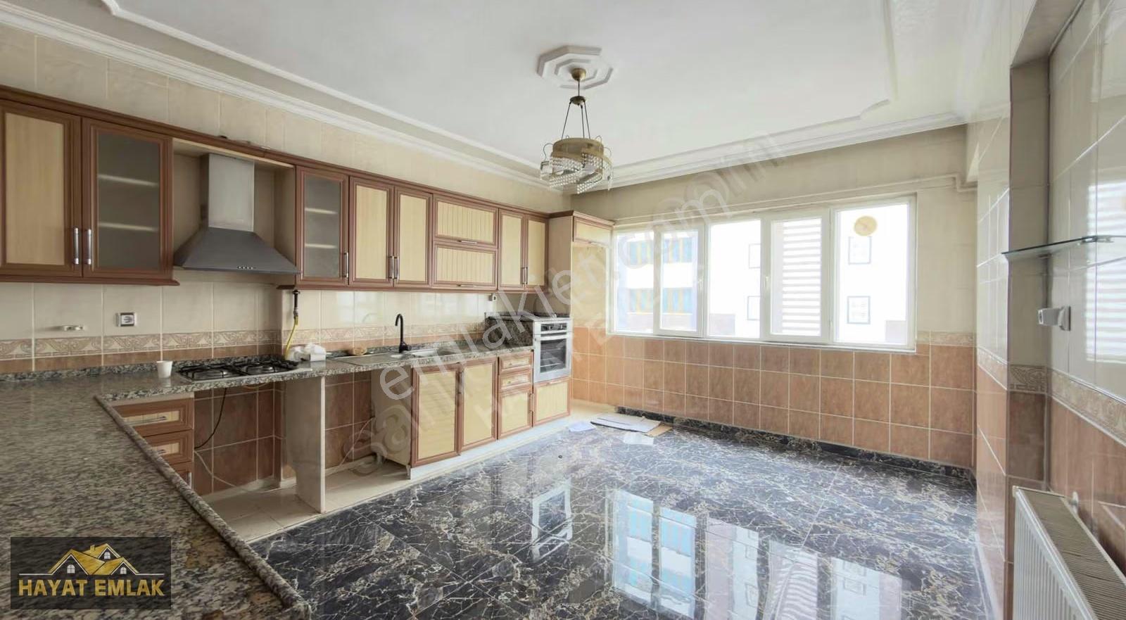 Hayat Emlak'tan Kiralık 4+1 Ara Kat Ferah Temiz Bakımlı Eksiksiz - Görsel 3