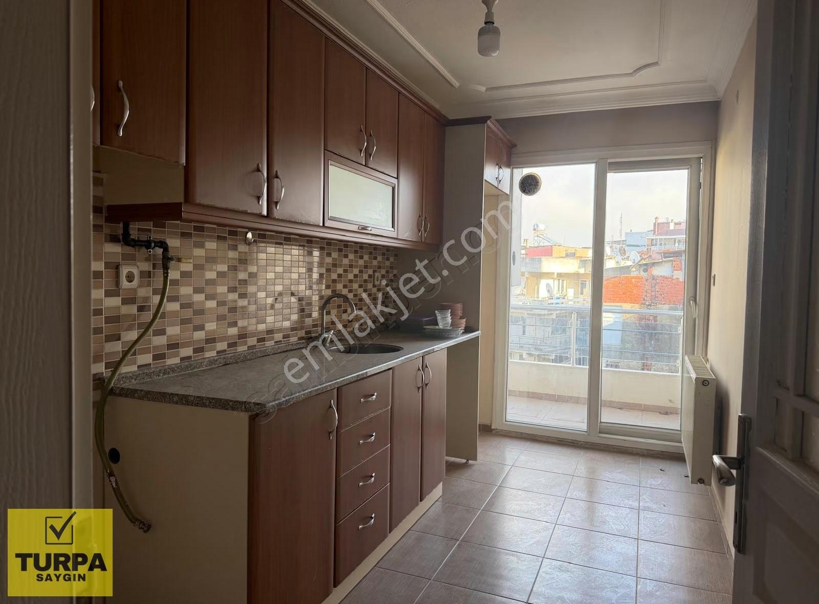Gülyaka'da..içinde 24 Bin Kiracılı, Ara Kat K.mutfak 2+1 Satılık