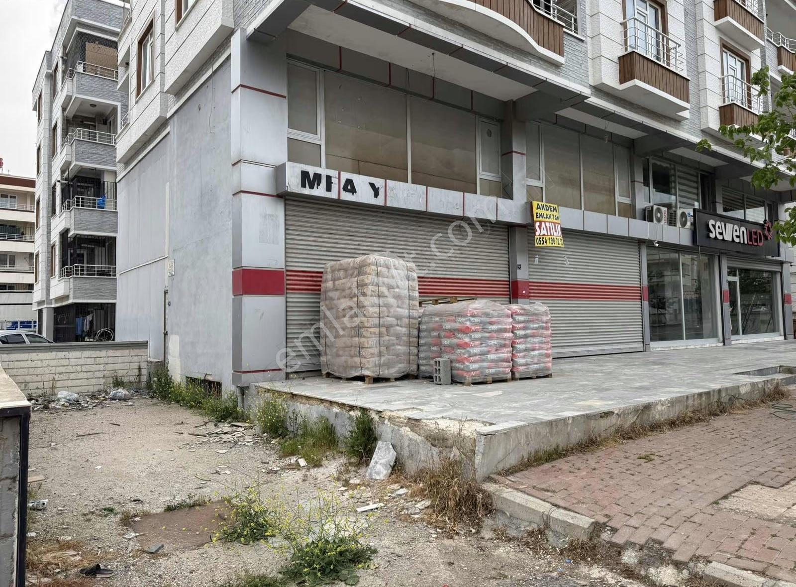 Akdem Emlaktan Satılık Uyğun Dükkan