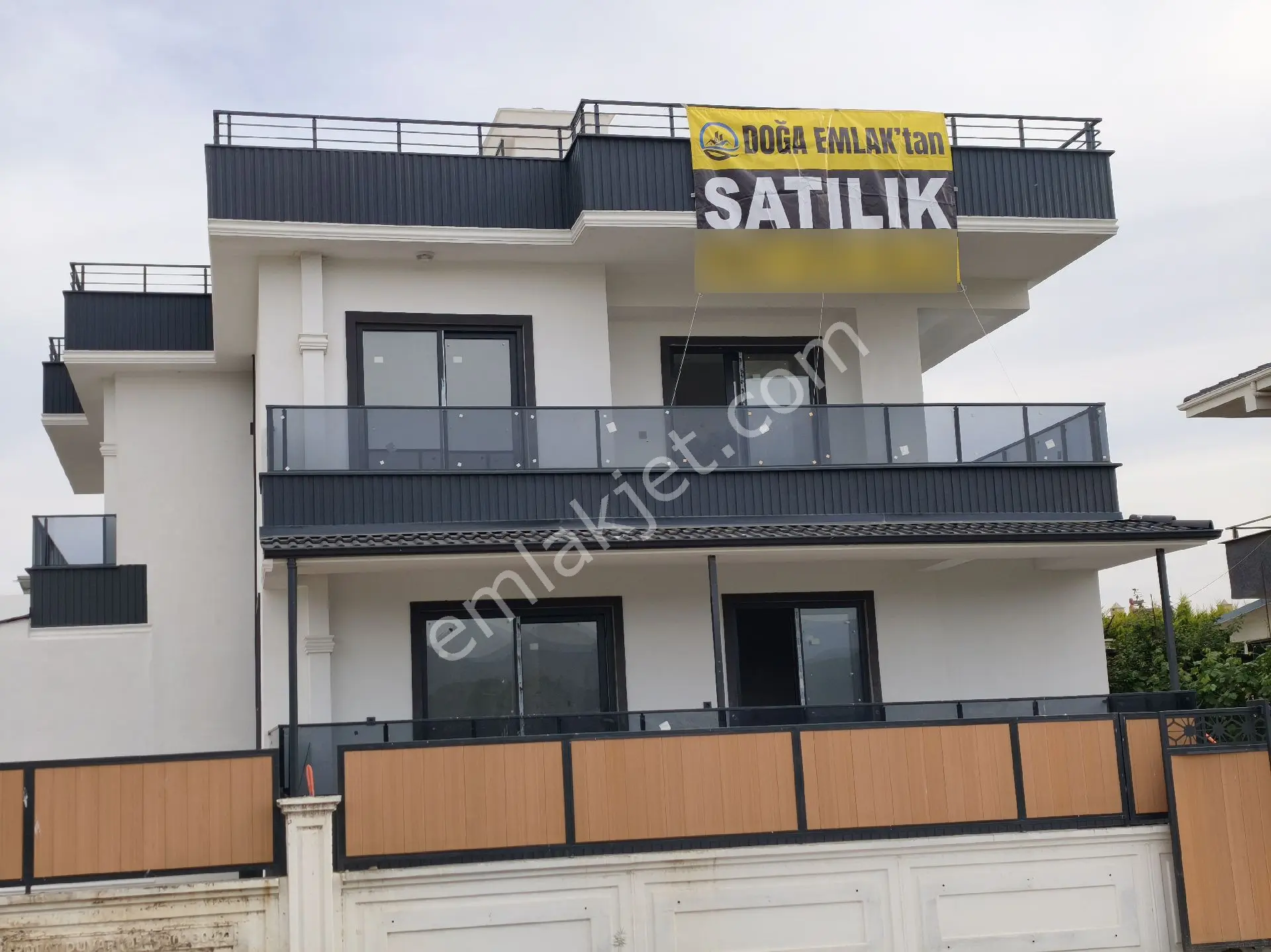 Edremit Hamidiye Mahallesinde Villalar Bölgesinde Satılık Geniş Bahçeli Sat