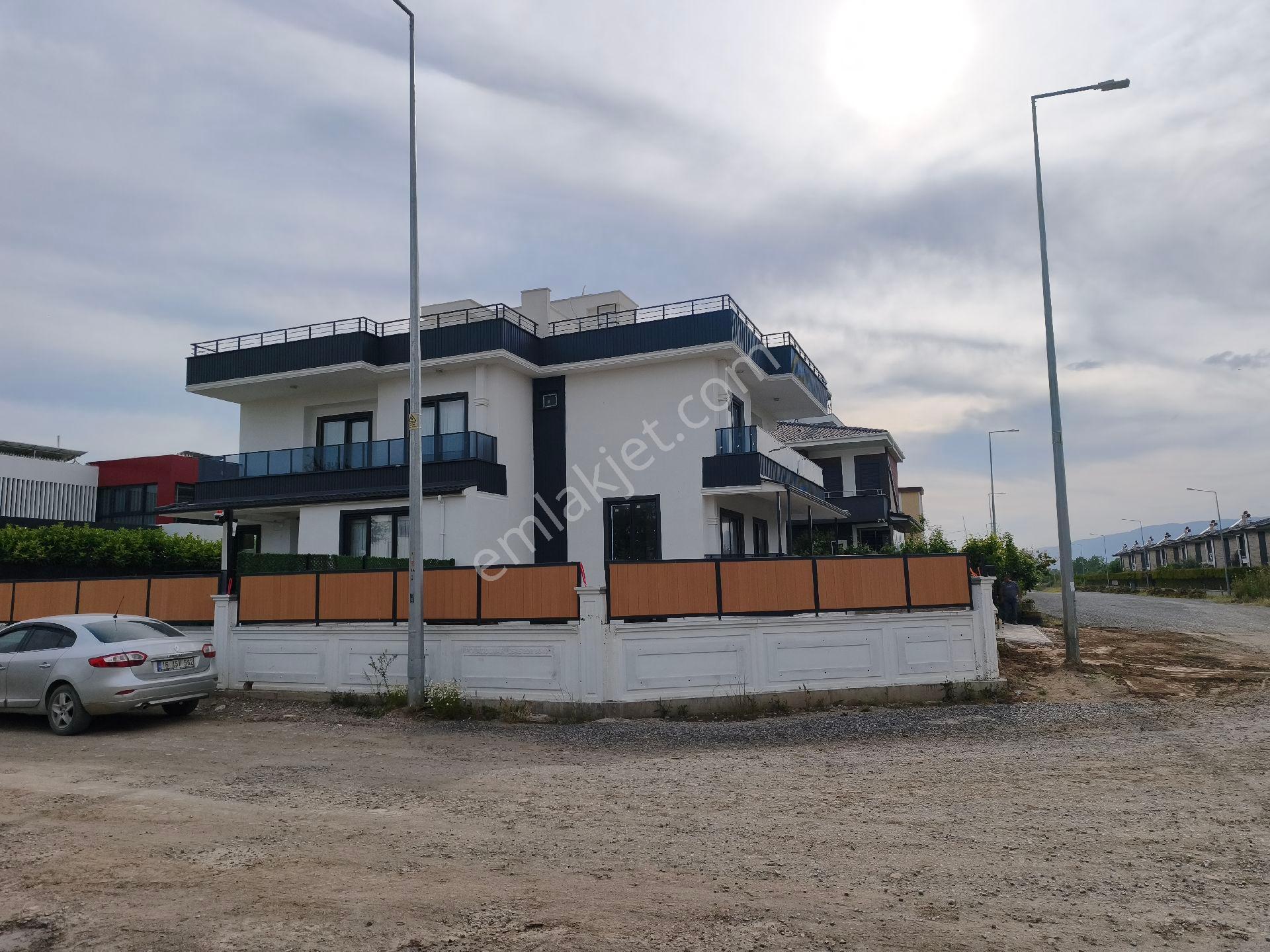 Edremit Hamidiye Mahallesinde Villalar Bölgesinde Satılık Geniş Bahçeli Sat - Görsel 3