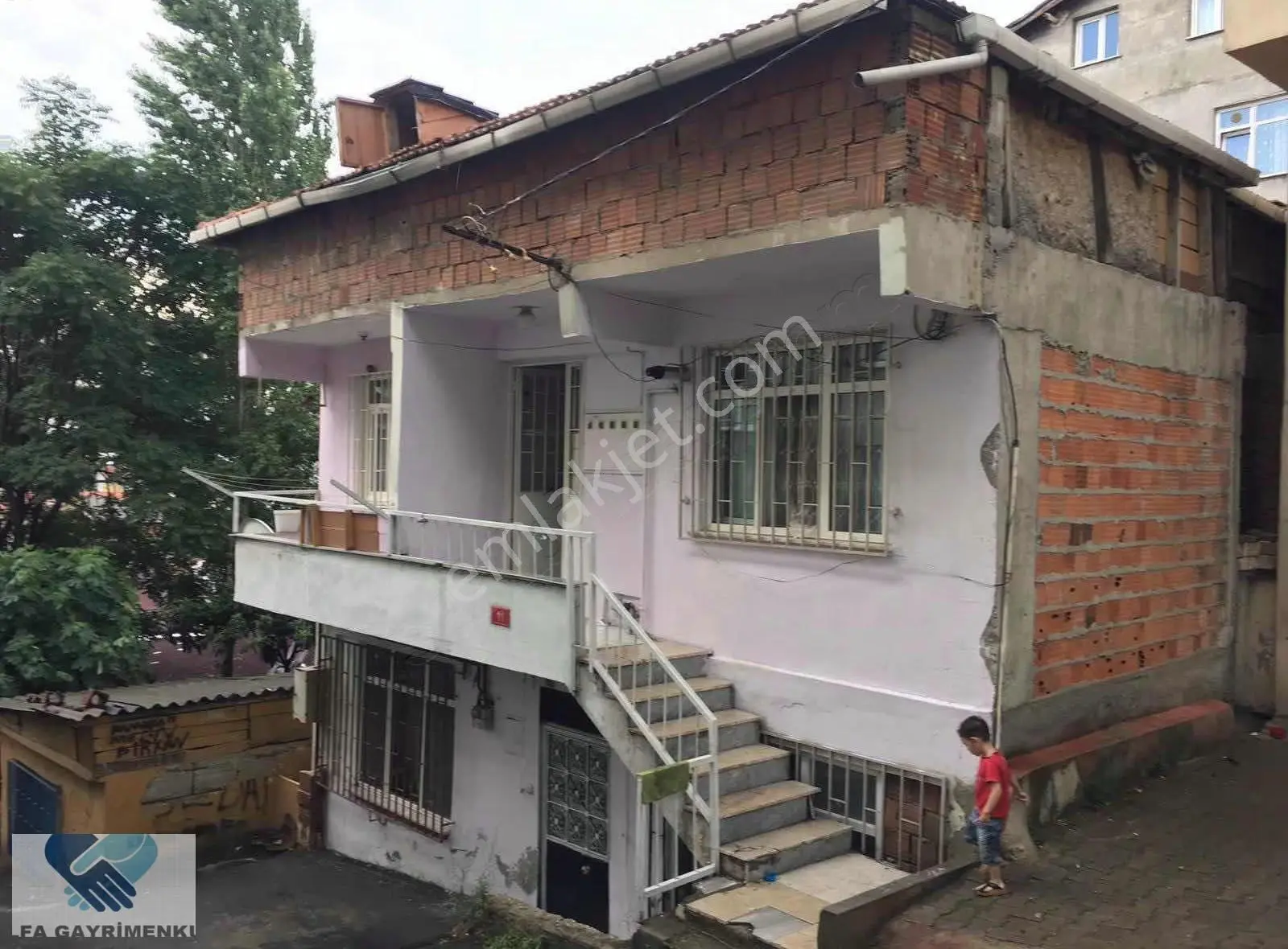 Alfa'dan Yenisahra Satlık Arsa Binalı