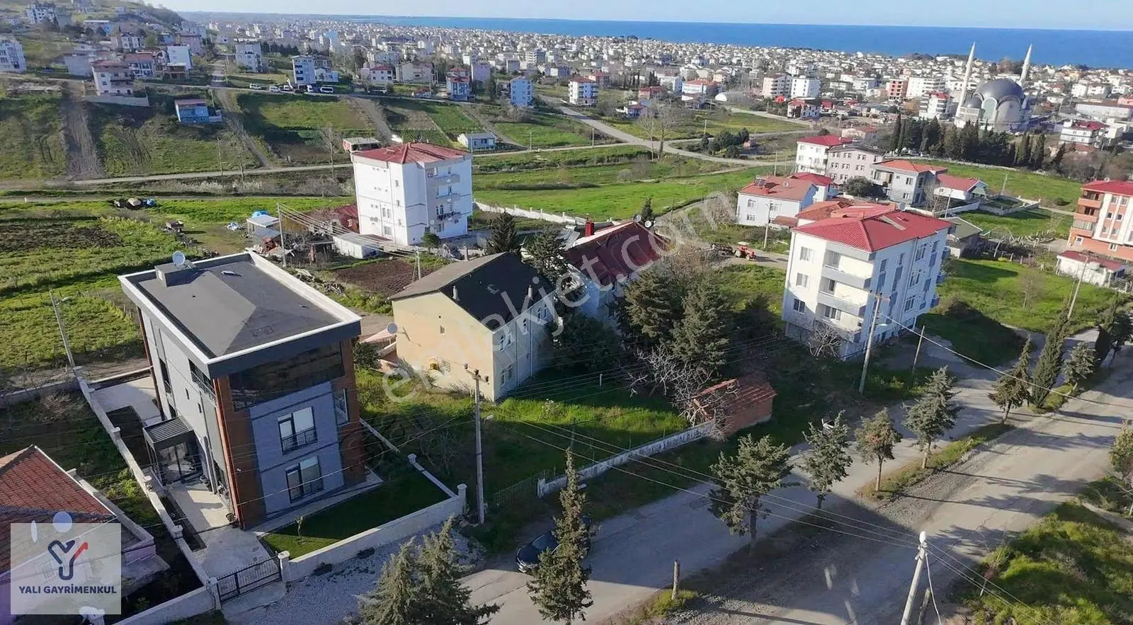 Yalı Gayrimenkul|çatalçam'da Caddeye Cephe Müstakil Ev Ve Arsası