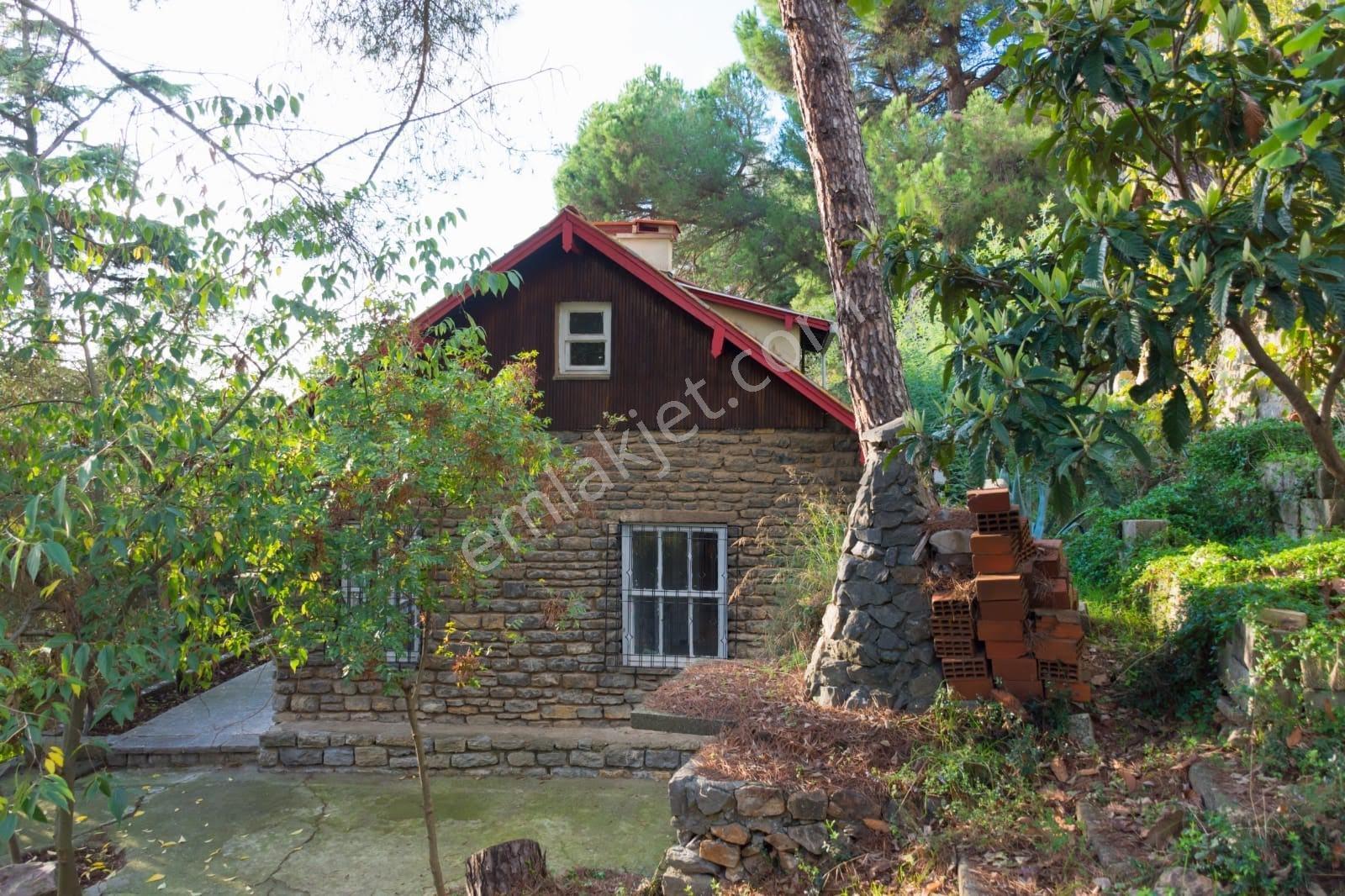 Yakacık Ayazma'da Deniz Manzaralı, İmarlı 445m2 Arsada Taş Ev
