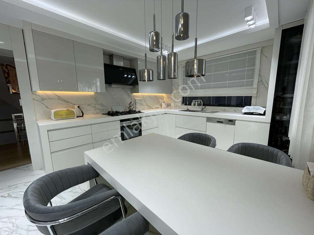 Remax Ten Beylikdüzü Ayçiçeği Sitesi Denize Sıfır Lüks 5+2 Villa - Görsel 7