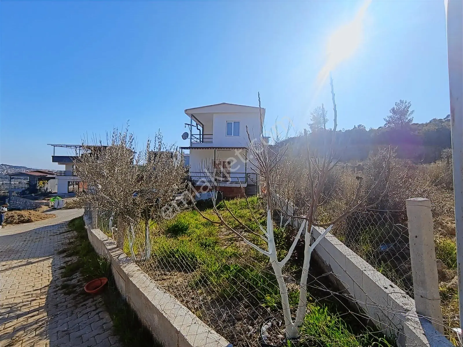 Buca Karacaağaçta Yüksek Tavanlı Ferah Villa Takasa Açık