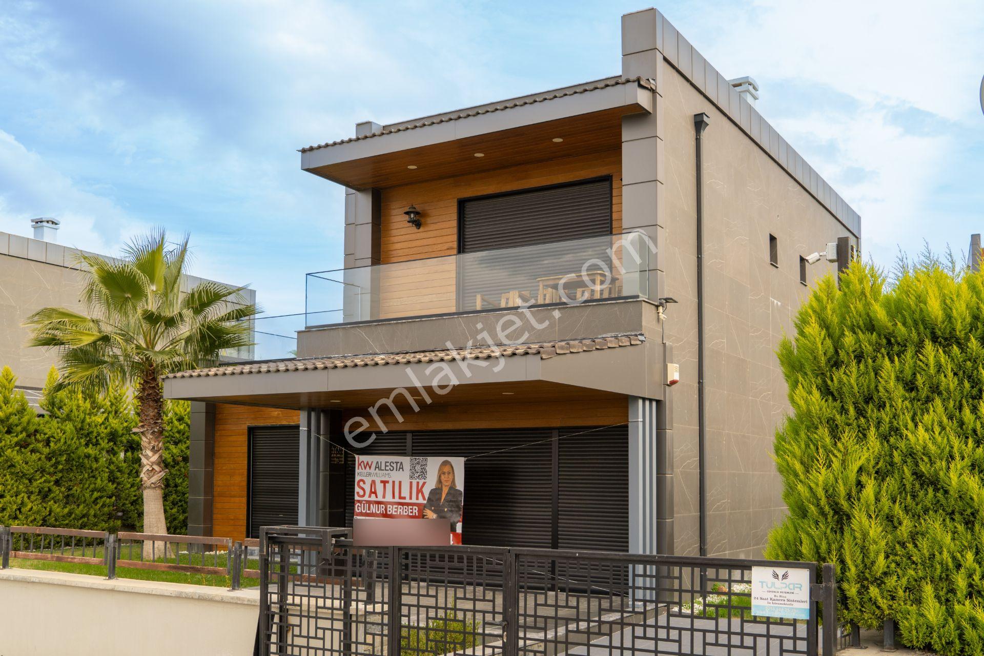 Kuşadası Soğucak Deniz Manzaralı Özel Havuzlu Satılık Lüks Villa