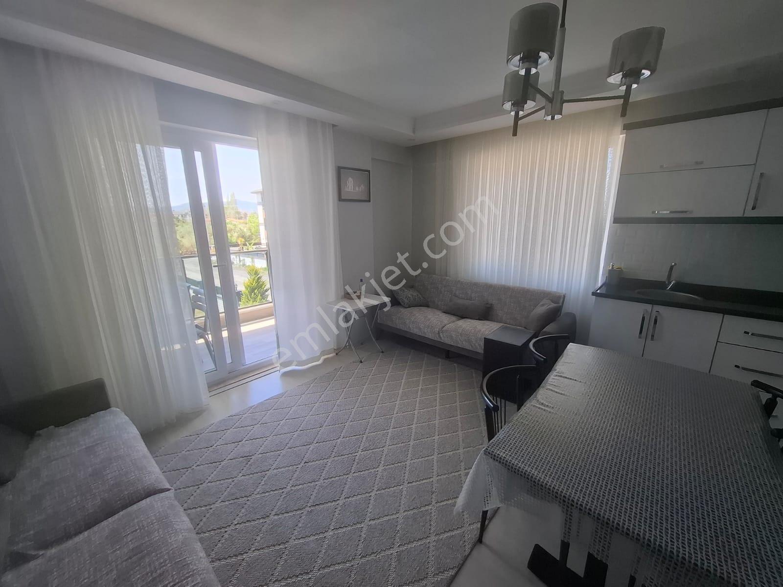 Havuzlu Sitede Aileye Uygun 6 Kişilik Günlük Kiralık Daire - Görsel 13
