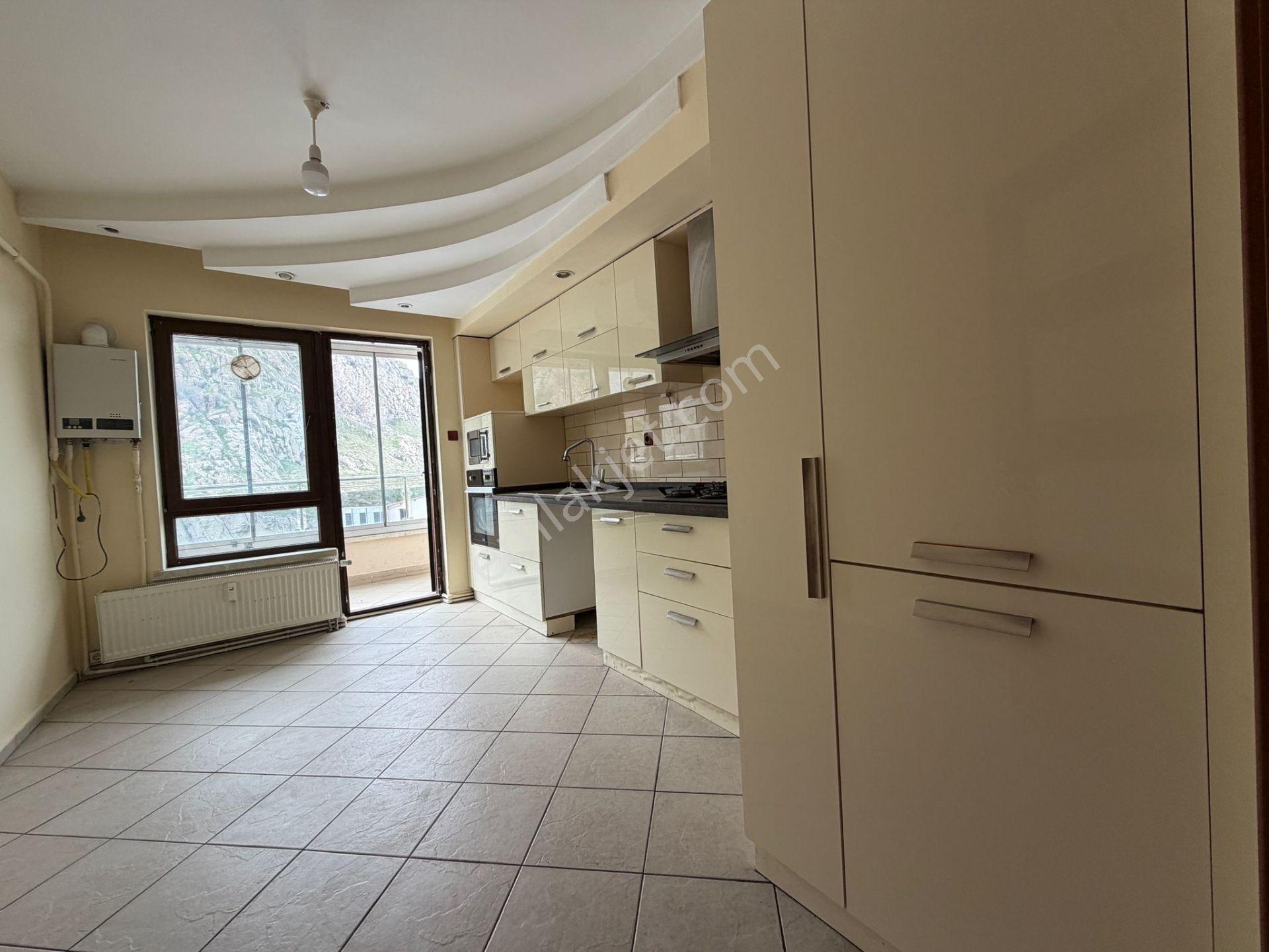 Kasımpaşa Mahallesinde Temiz 7+1 Kiralık Dubleks Daire - Görsel 20