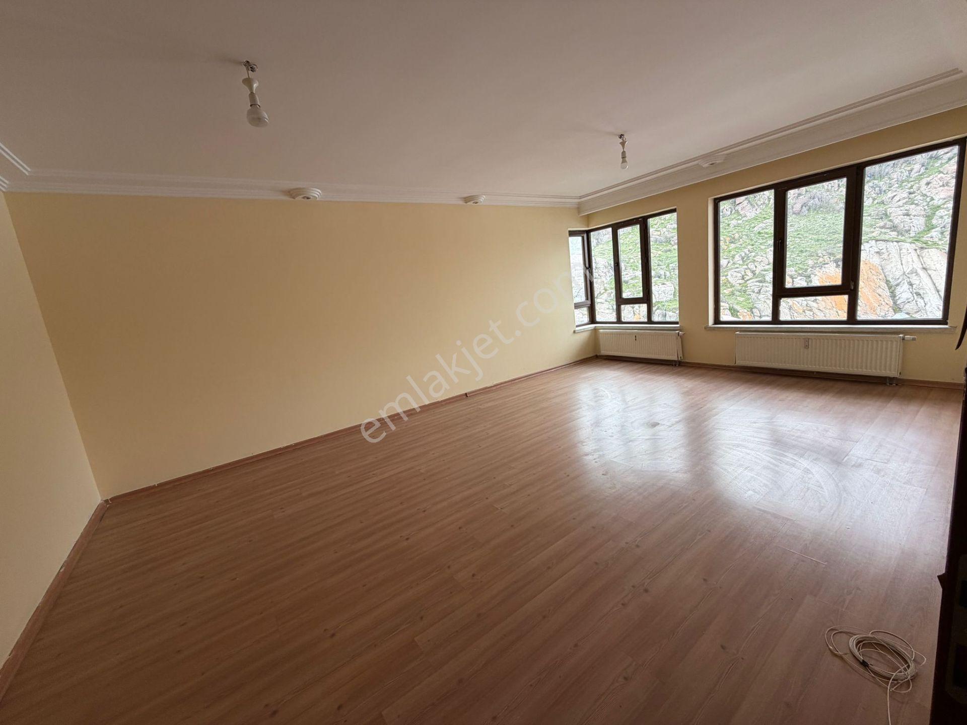 Kasımpaşa Mahallesinde Temiz 7+1 Kiralık Dubleks Daire - Görsel 24