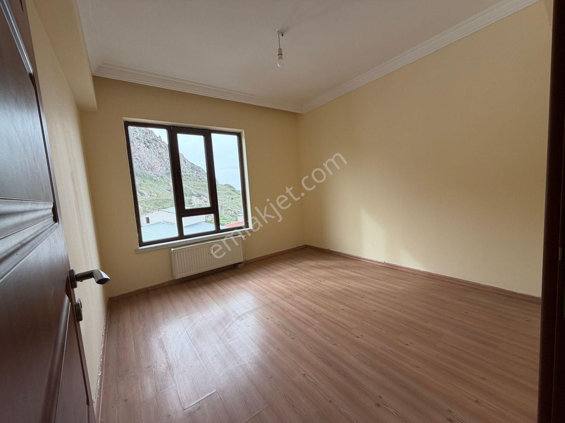 Kasımpaşa Mahallesinde Temiz 7+1 Kiralık Dubleks Daire - Görsel 17